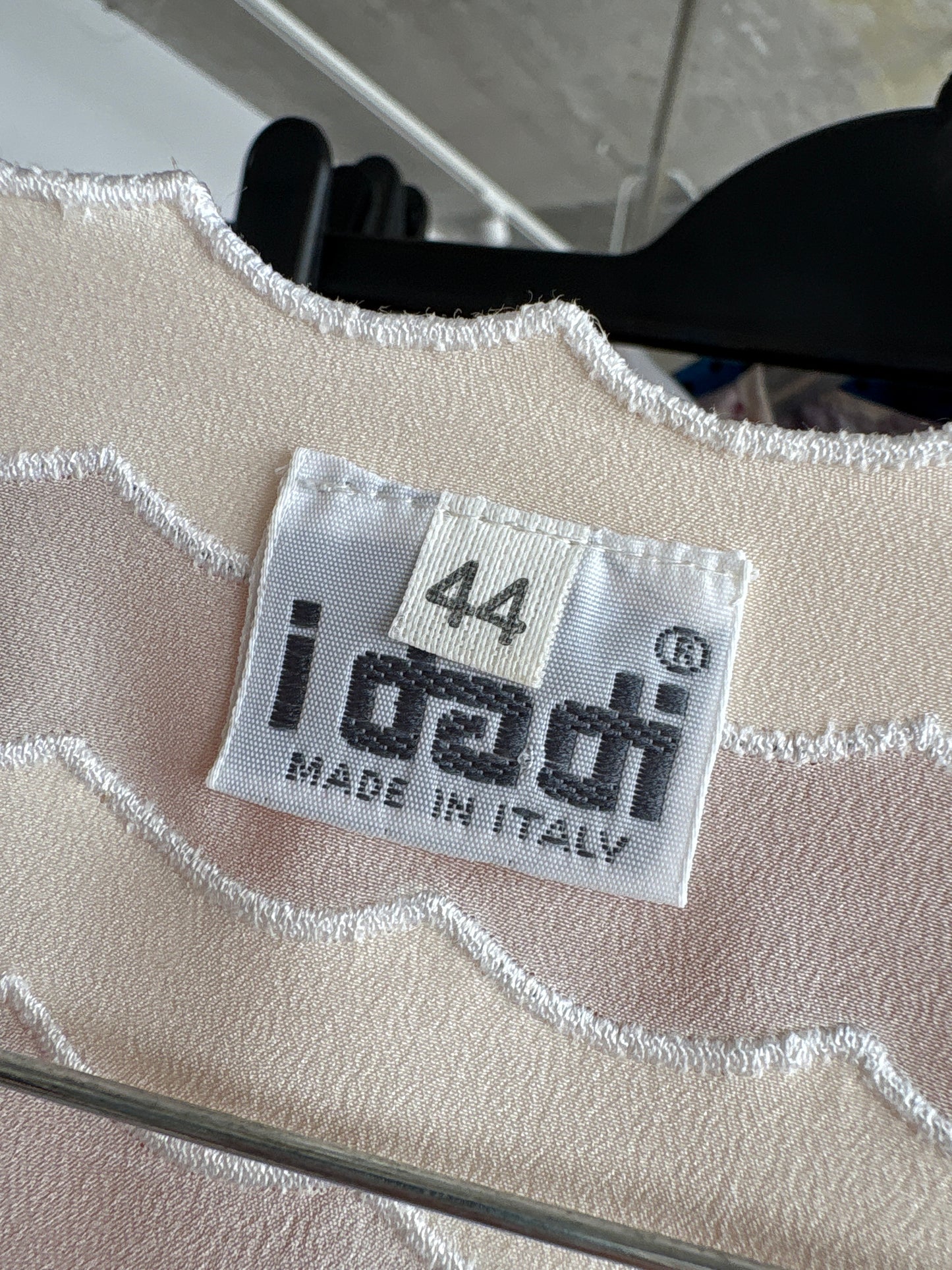 Top excepțional din mătase naturală cu detalii elaborate și broderie