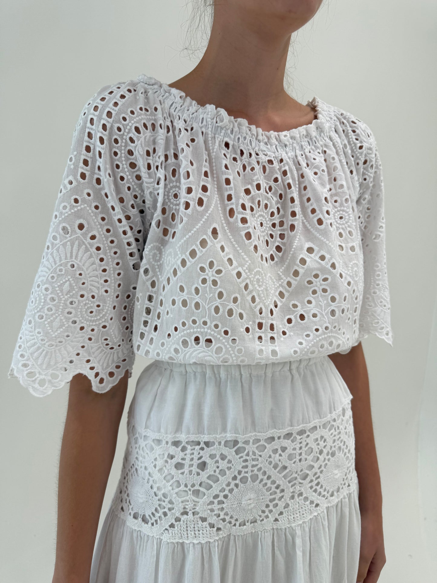 Tunica din bumbac integral cu broderie anglaise și decolteu bărcuță elastic