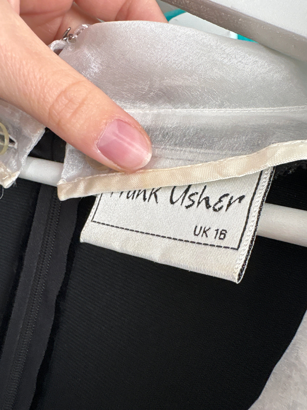 LBD vintage din catifea premium cu guler și manșete din organza albă