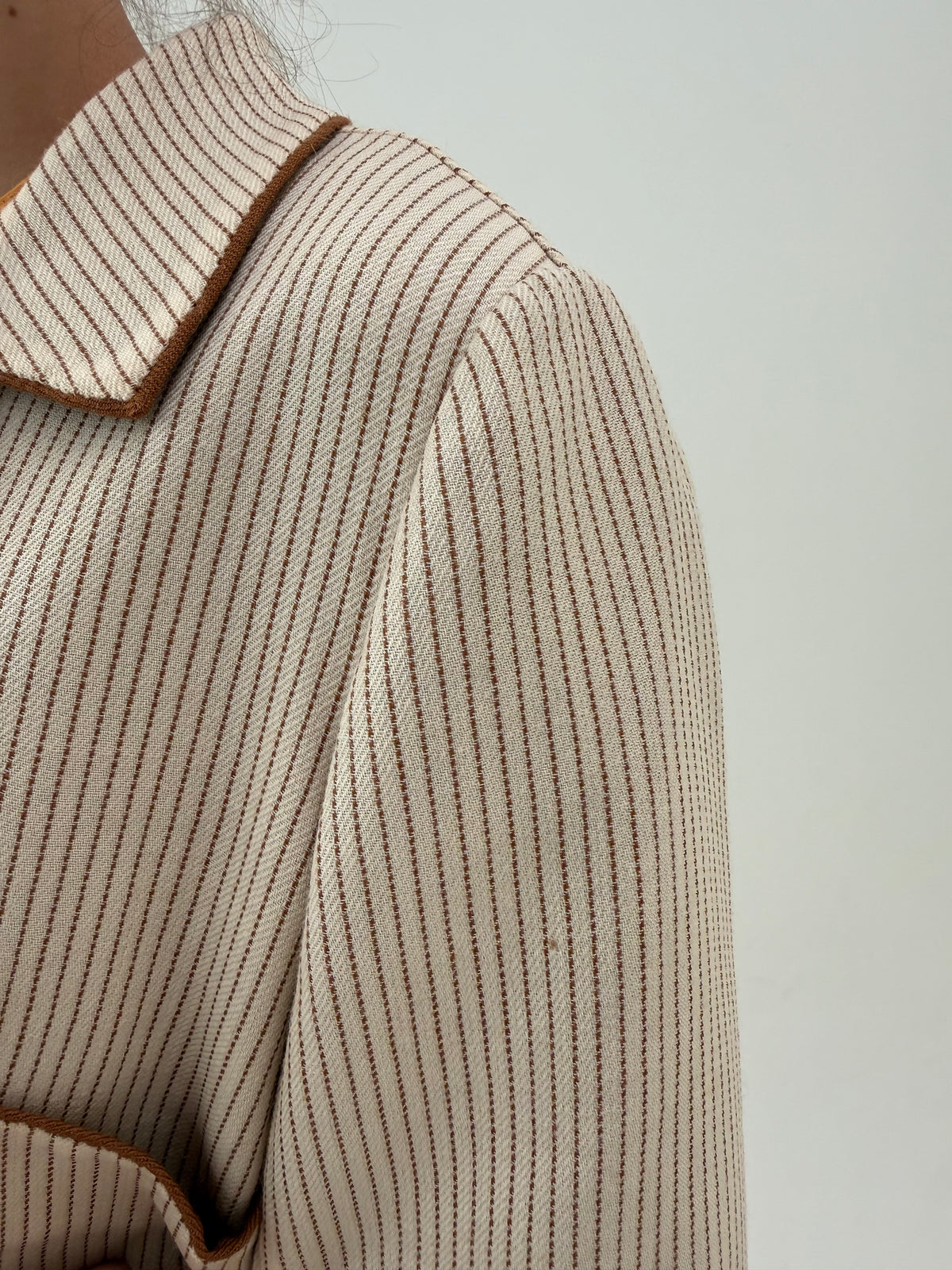 Sacou vintage excepțional cu dungi fine caramel brown pe camel din stofă cu fața dublă