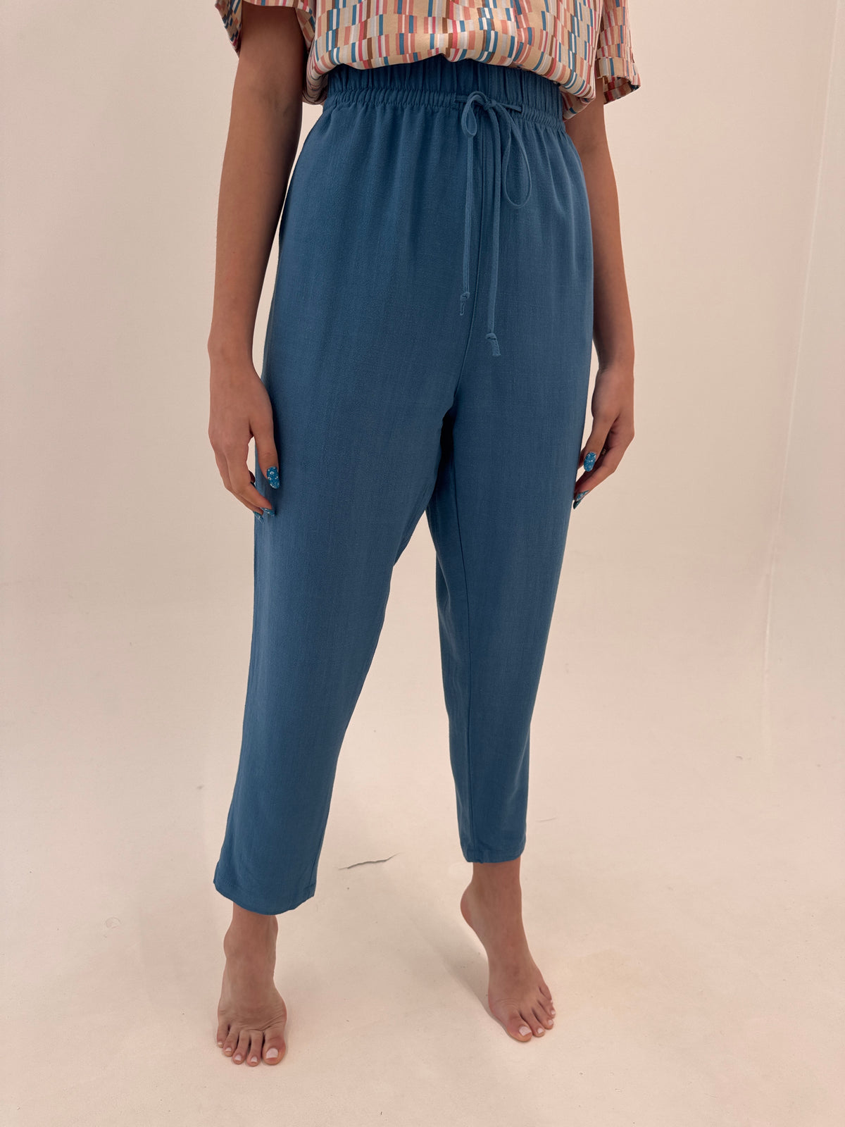 Pantaloni jeans blue noi cu etichetă din panza cu talie ultra înaltă generoasă