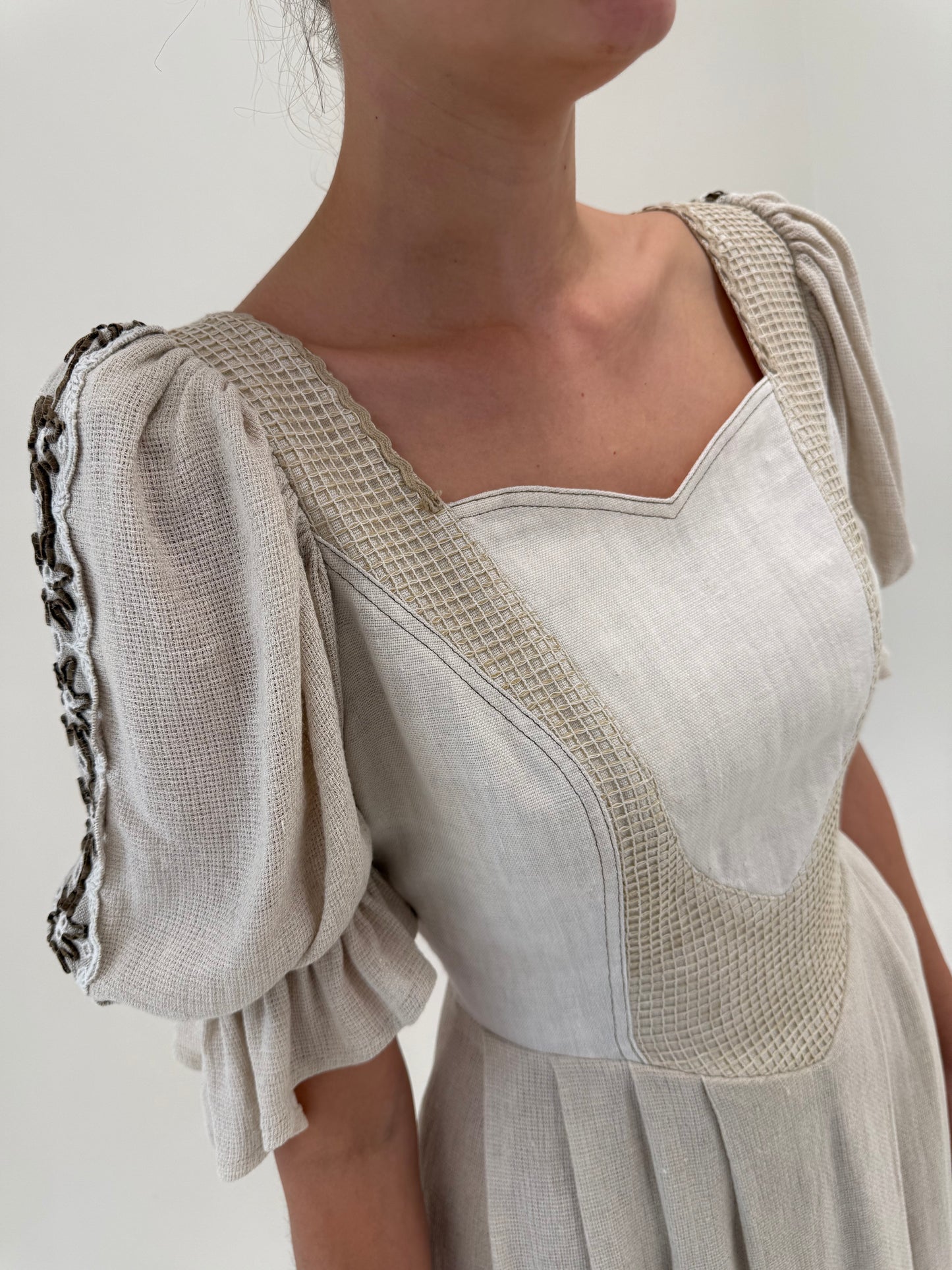 Rochie vintage din pânză excepțională de in cu corsaj în nuanțe neutre