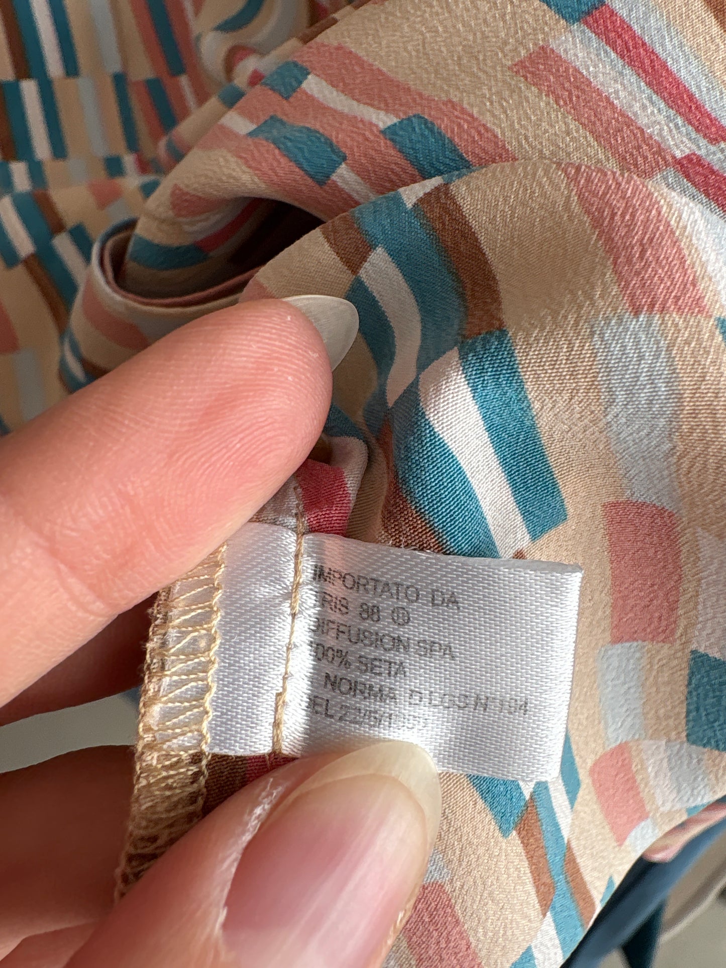 Cămașa din mătase naturală cu print geometric în combinație superbă de culori