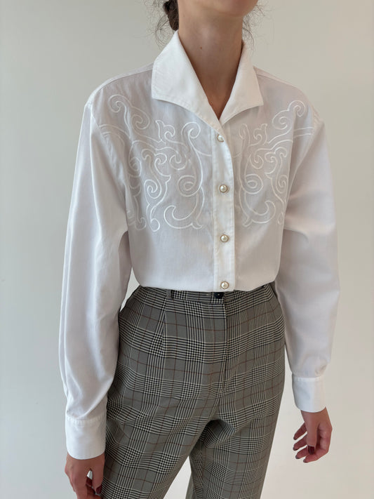 Cămașa vinatge cu broderie si nasturi bijterie