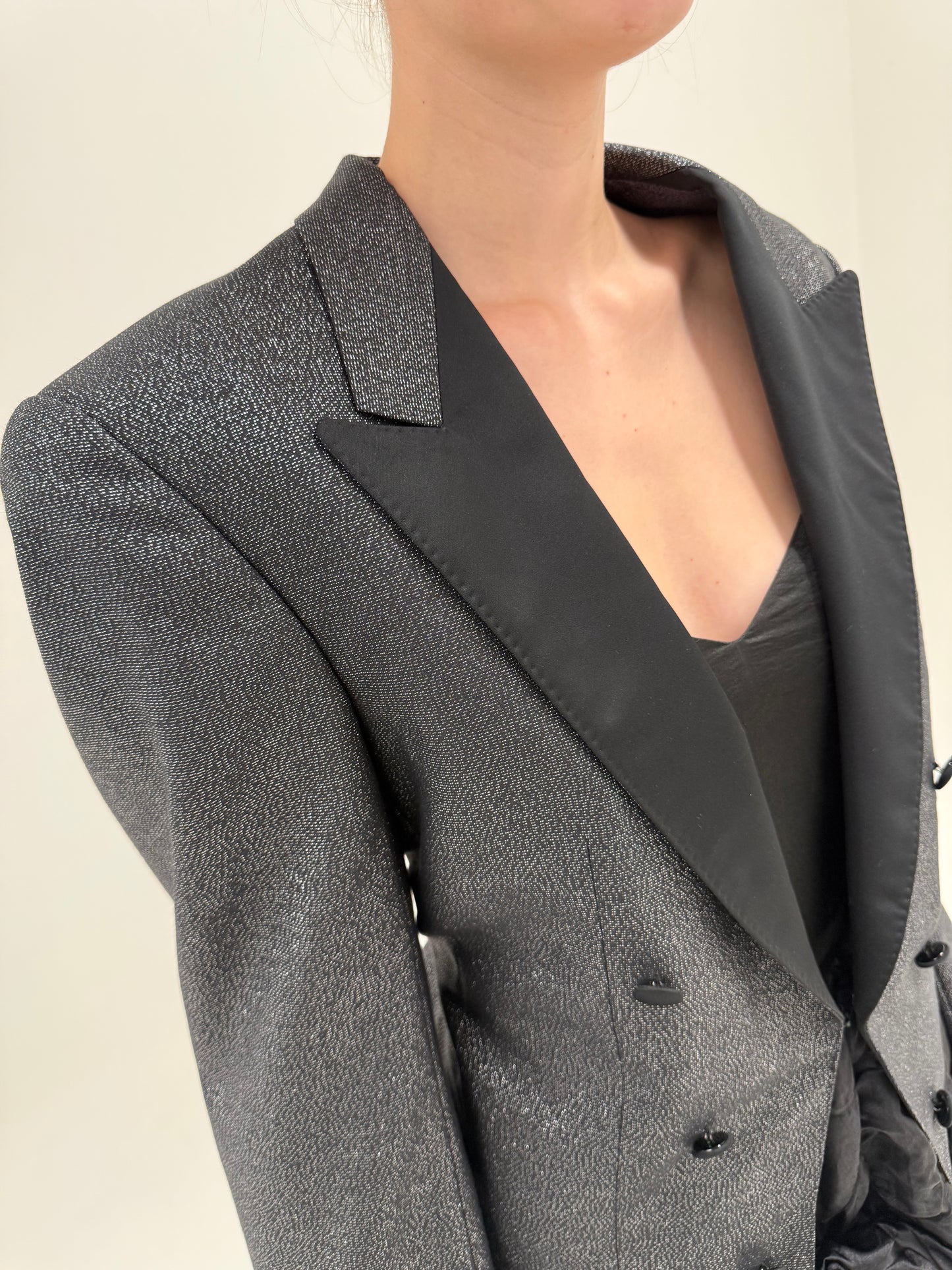Sacou de ceremonie cu revere late negru cu inserții fine de lurex argintiu