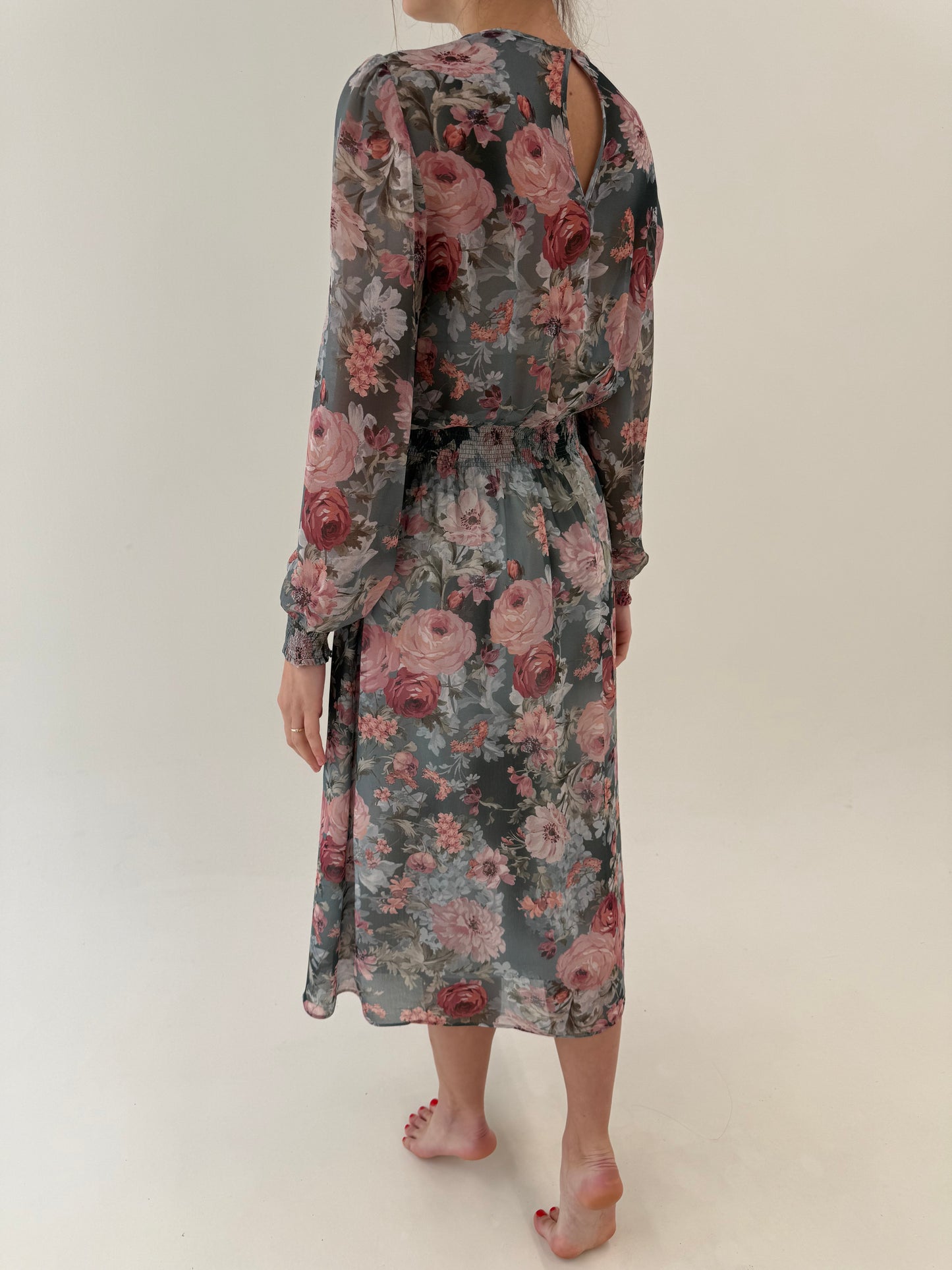 Rochie maxi din Georgette cu print floral superb în culori pudrate și talie elastică