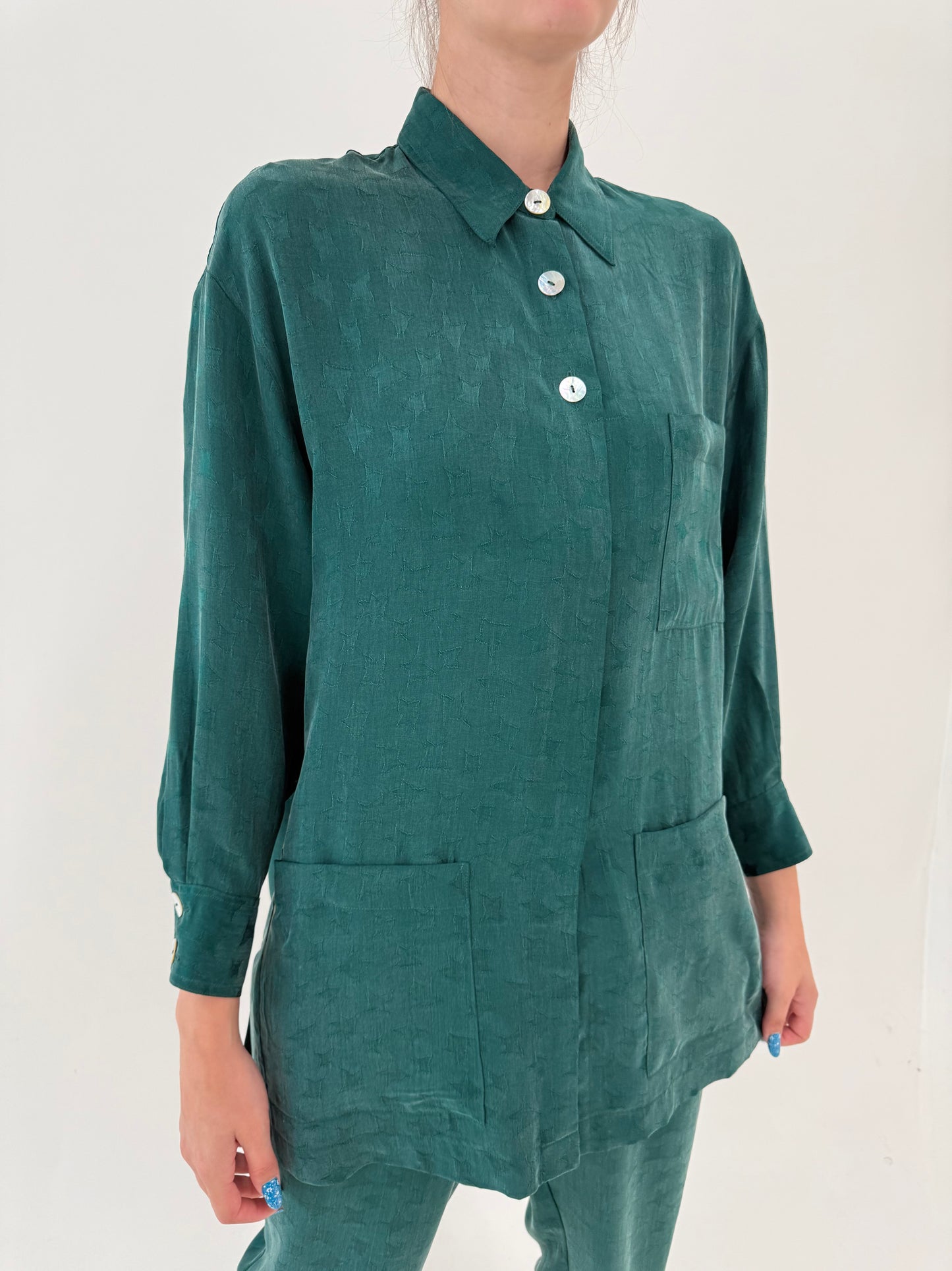 Costum super vaporos pine green din cupro cu overshirt și pantaloni cu talie ultra înaltă