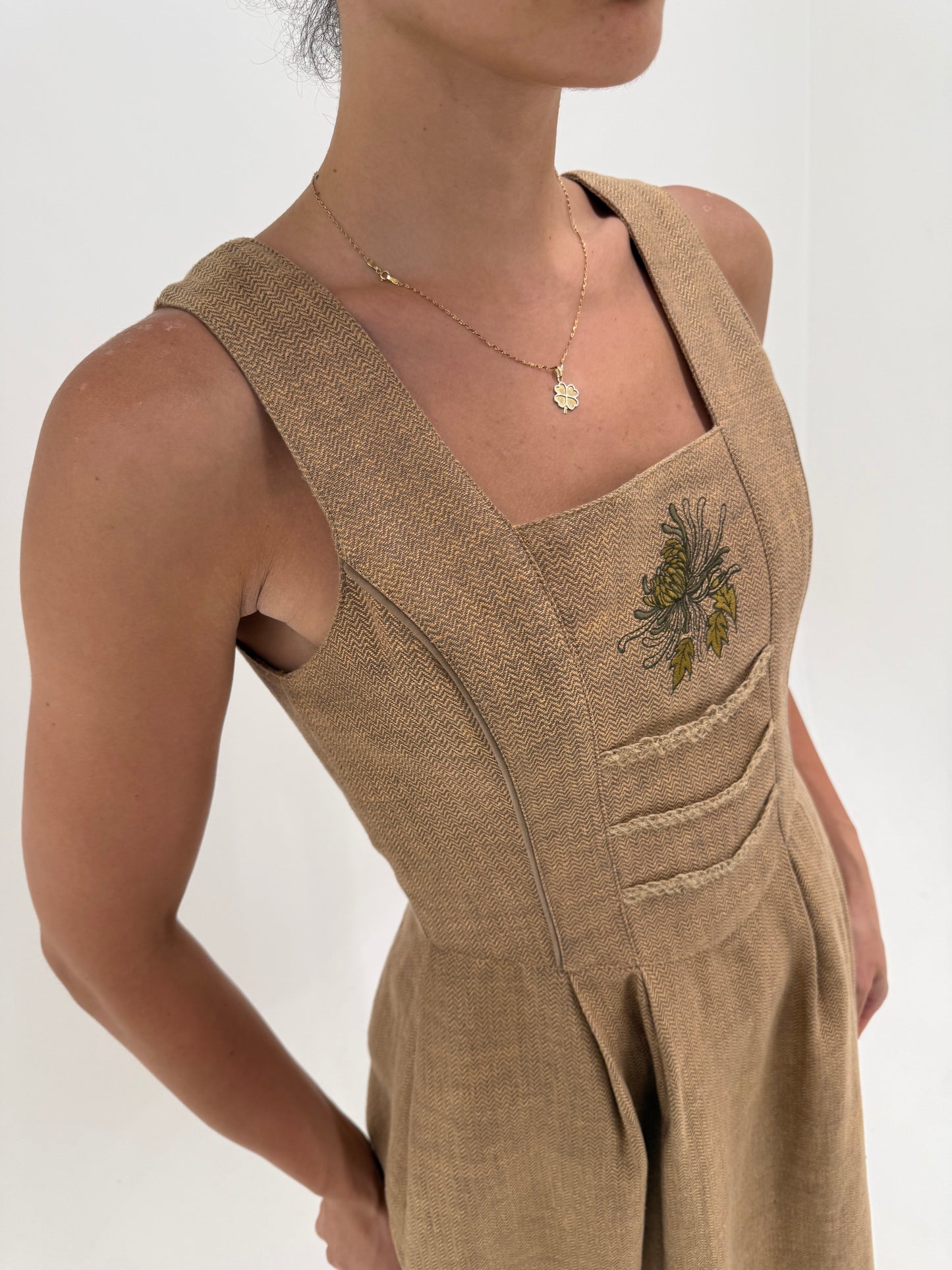 Rochie maxi camel din pânză excepțională de in cu corsaj , broderie și buzunare