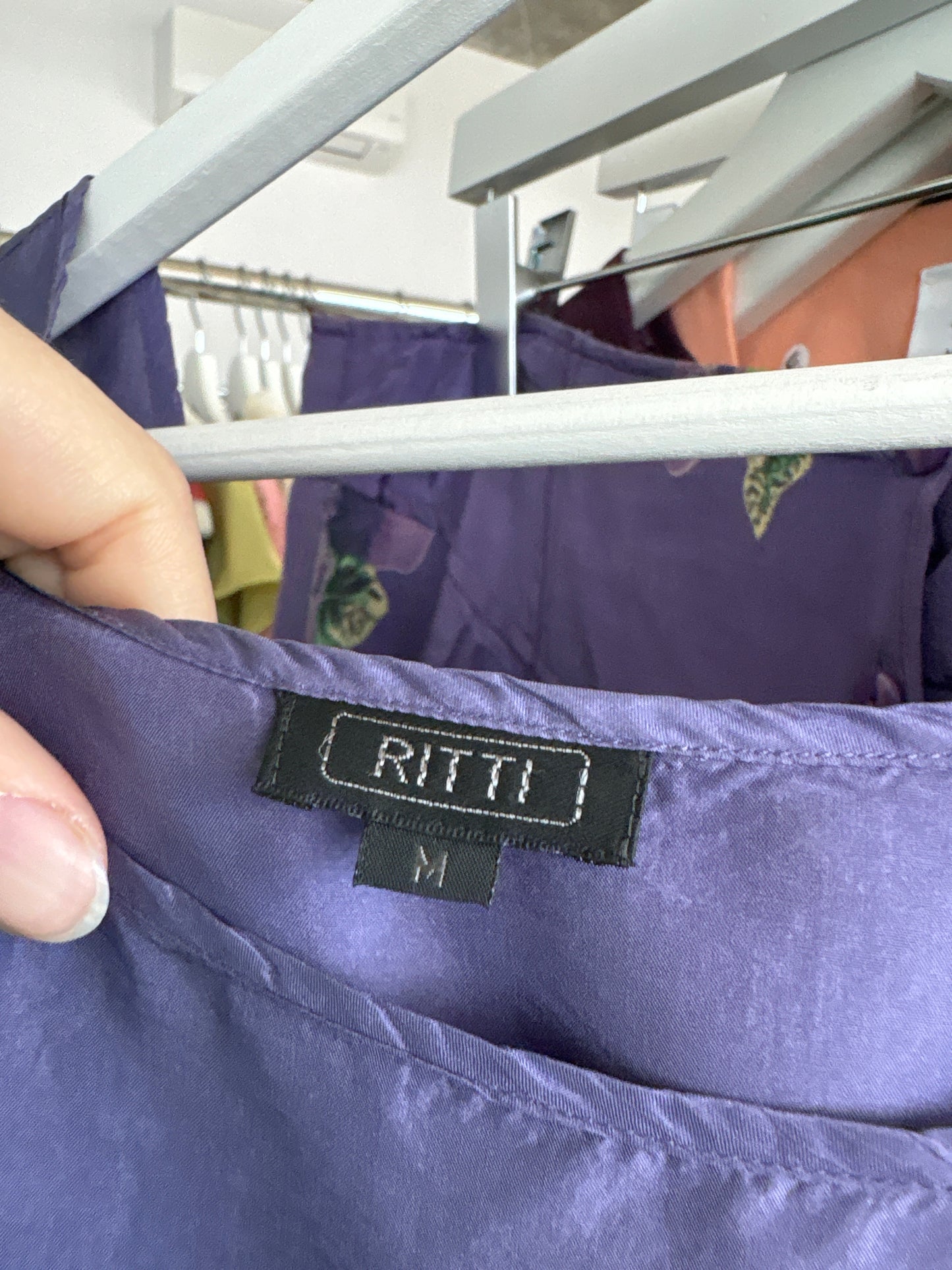 Top lavandă din mătase naturală în croi minimalist