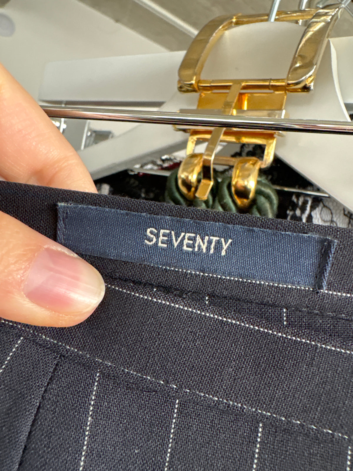 Pantaloni de brand super premium Seventy cu dungi fine verticale din lana extrafina și lyocel