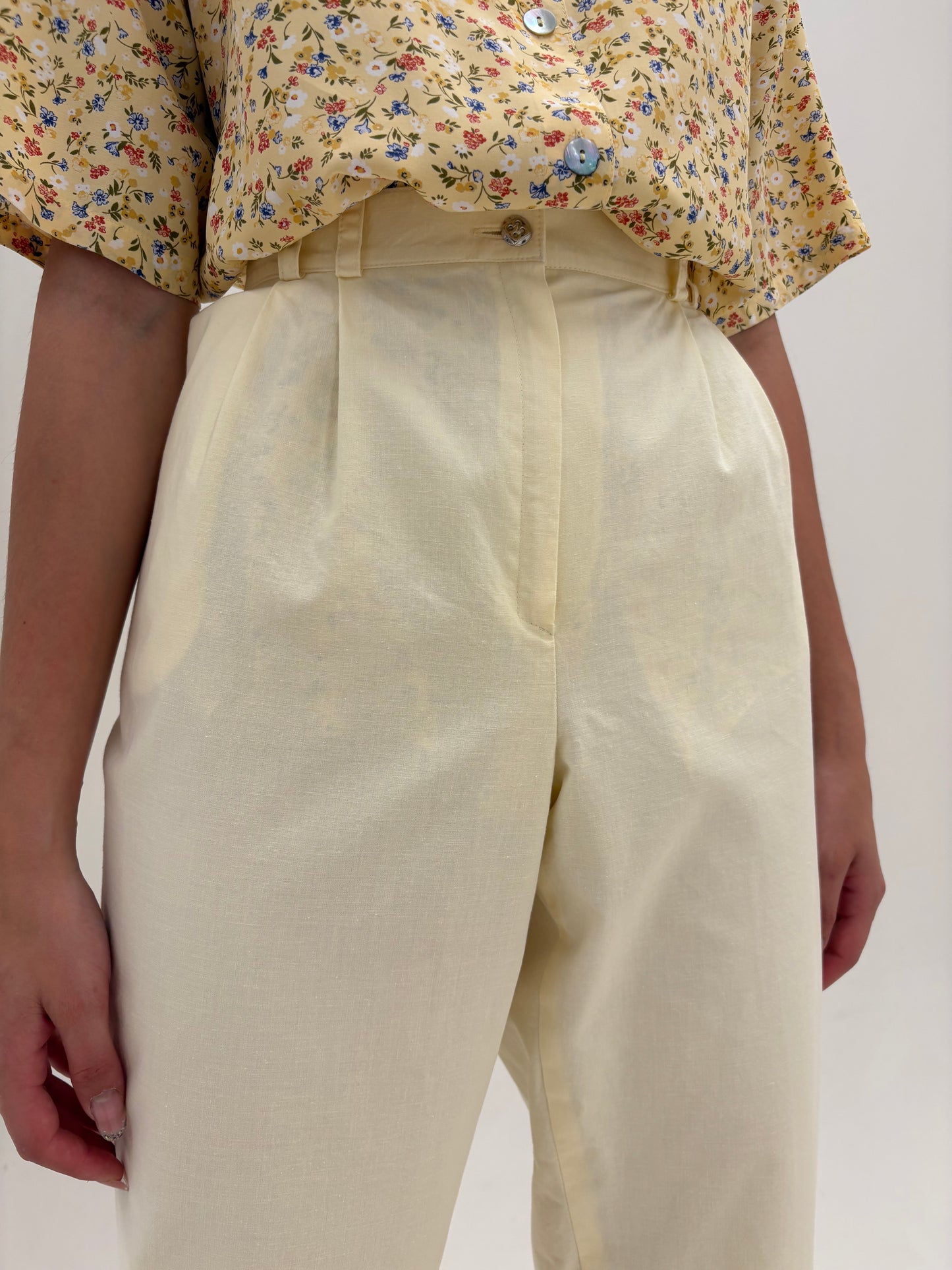Pantaloni petite din bumbac cu solduri generoase și talie ultra înaltă butter yellow