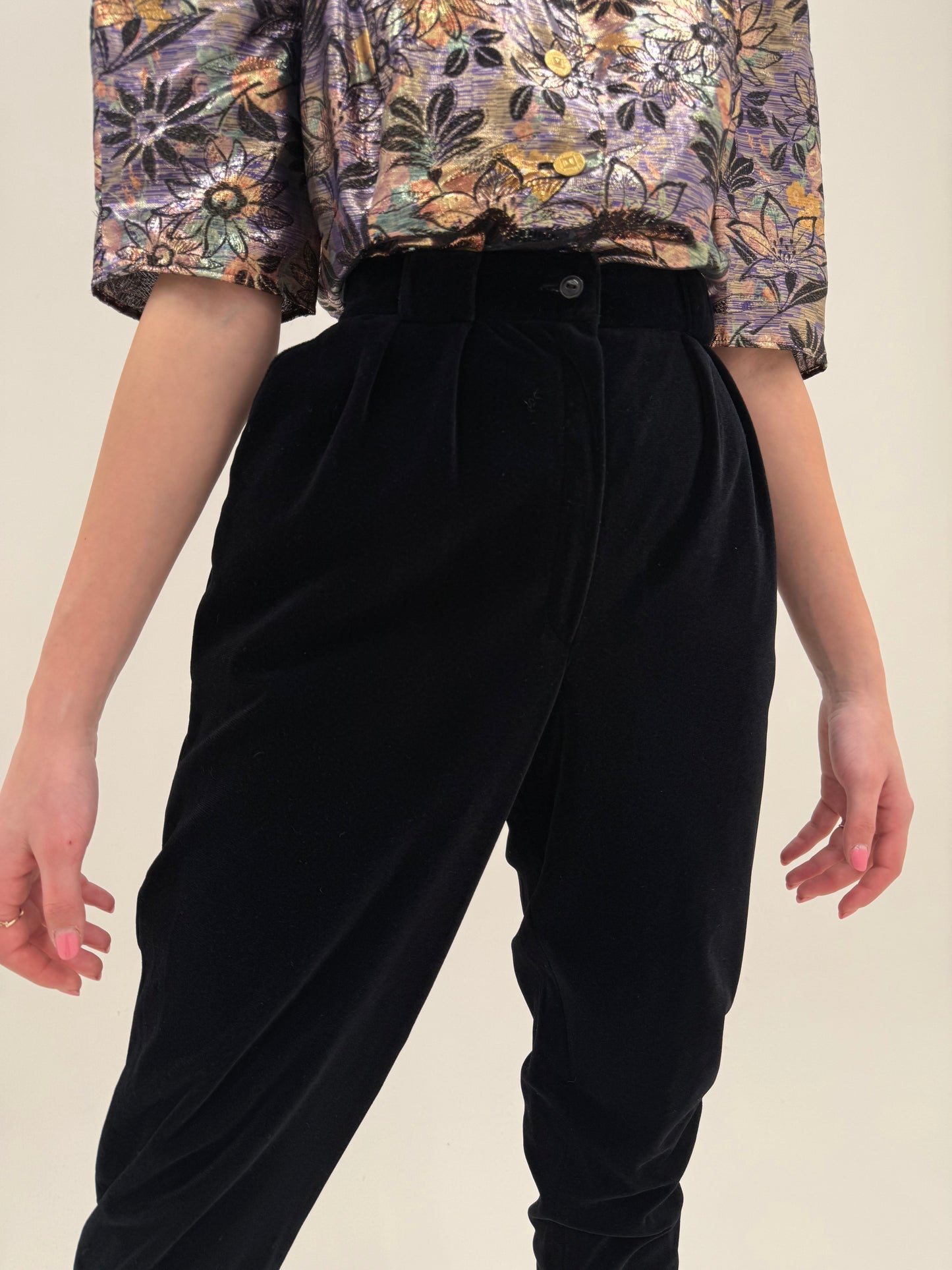 Pantaloni negri in croi super revenit în trend cu prindere sub talpa mom fit