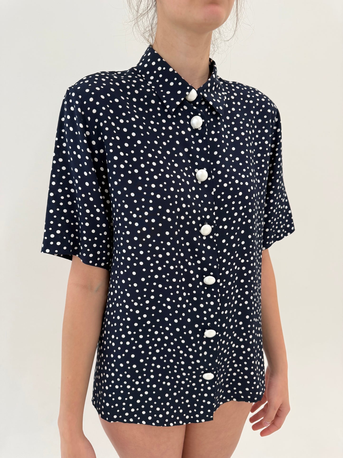 Cămașa vintage cu buline albe pe navy blue