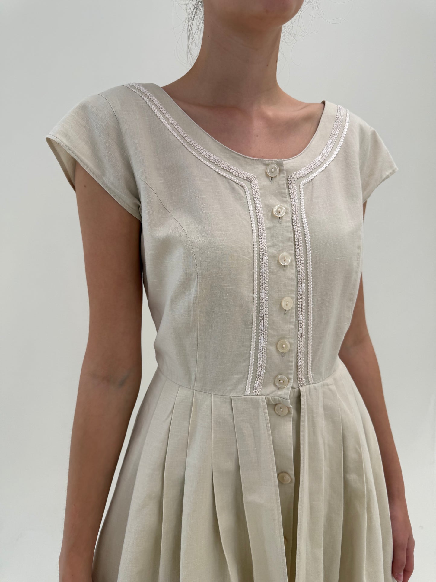Rochie vintage excepțională din in sand nude cu talie ultra înaltă marcată