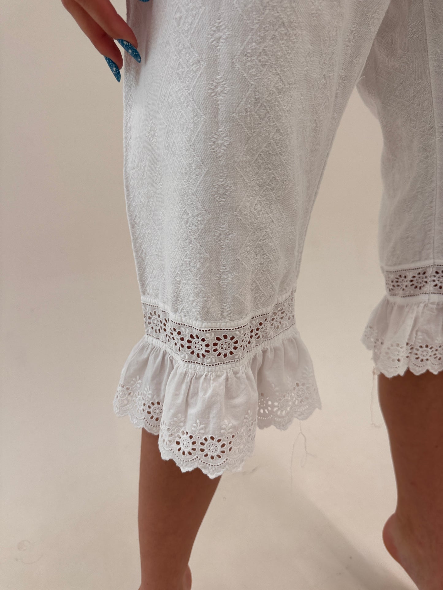 Pantaloni capri din pânză excepțională de bumbac cu broderie anglaise
