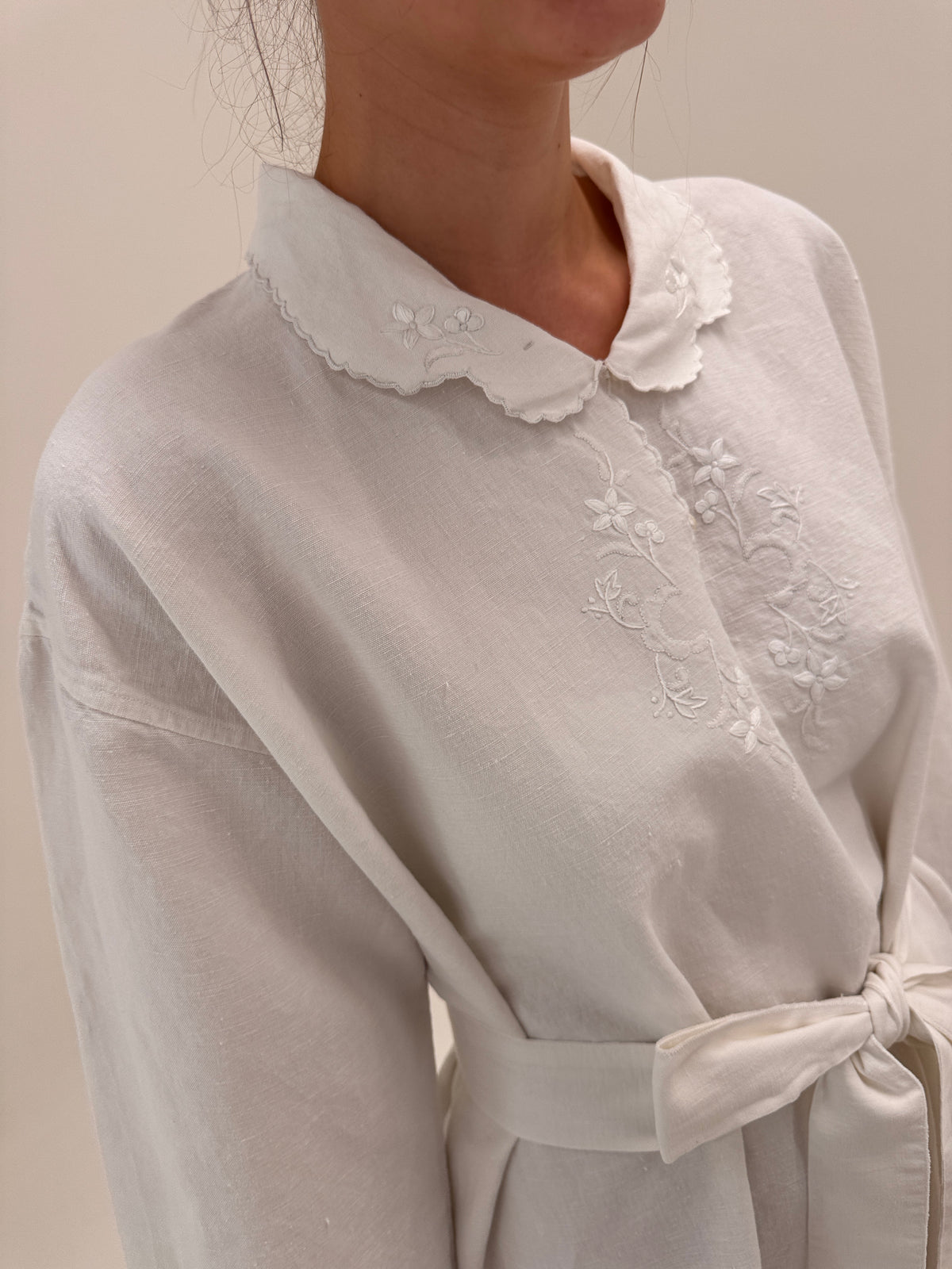 Rochie maxi din pânză excepțională de in cu broderie manuală delicată superbă