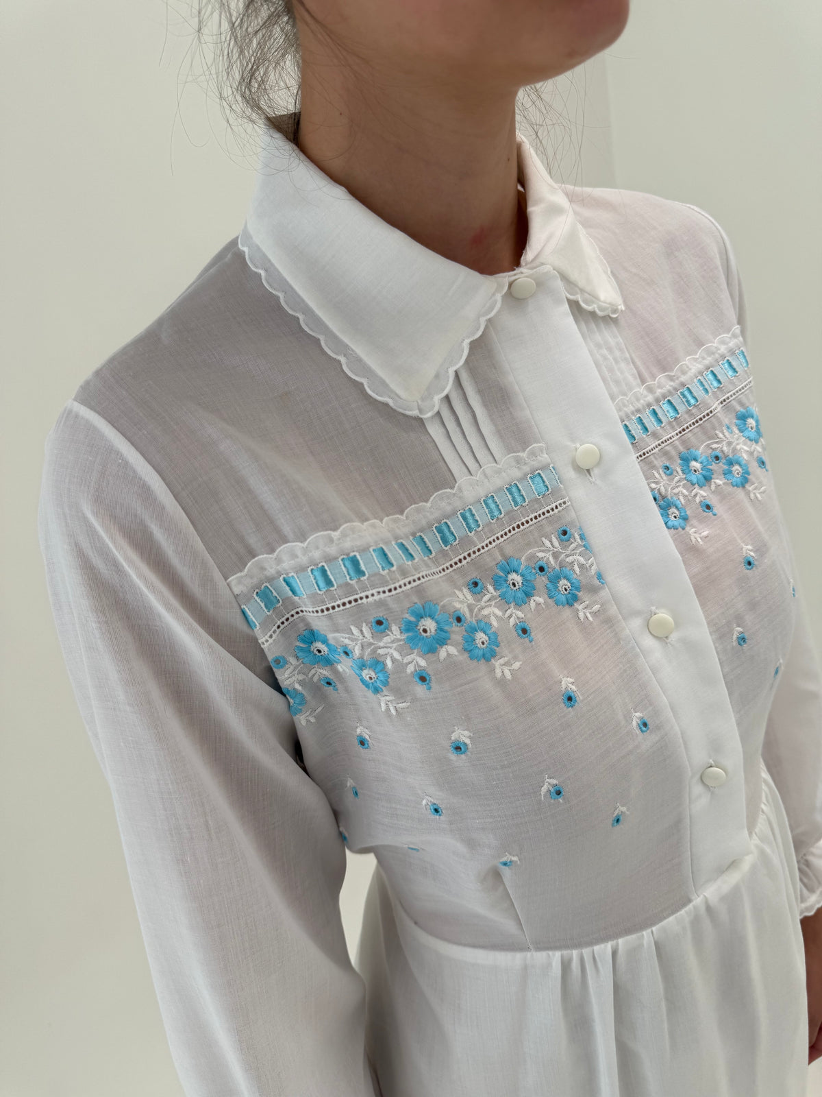 Rochie maxi din cea mai fină panzica de bumbac cu broderie albastru ciel