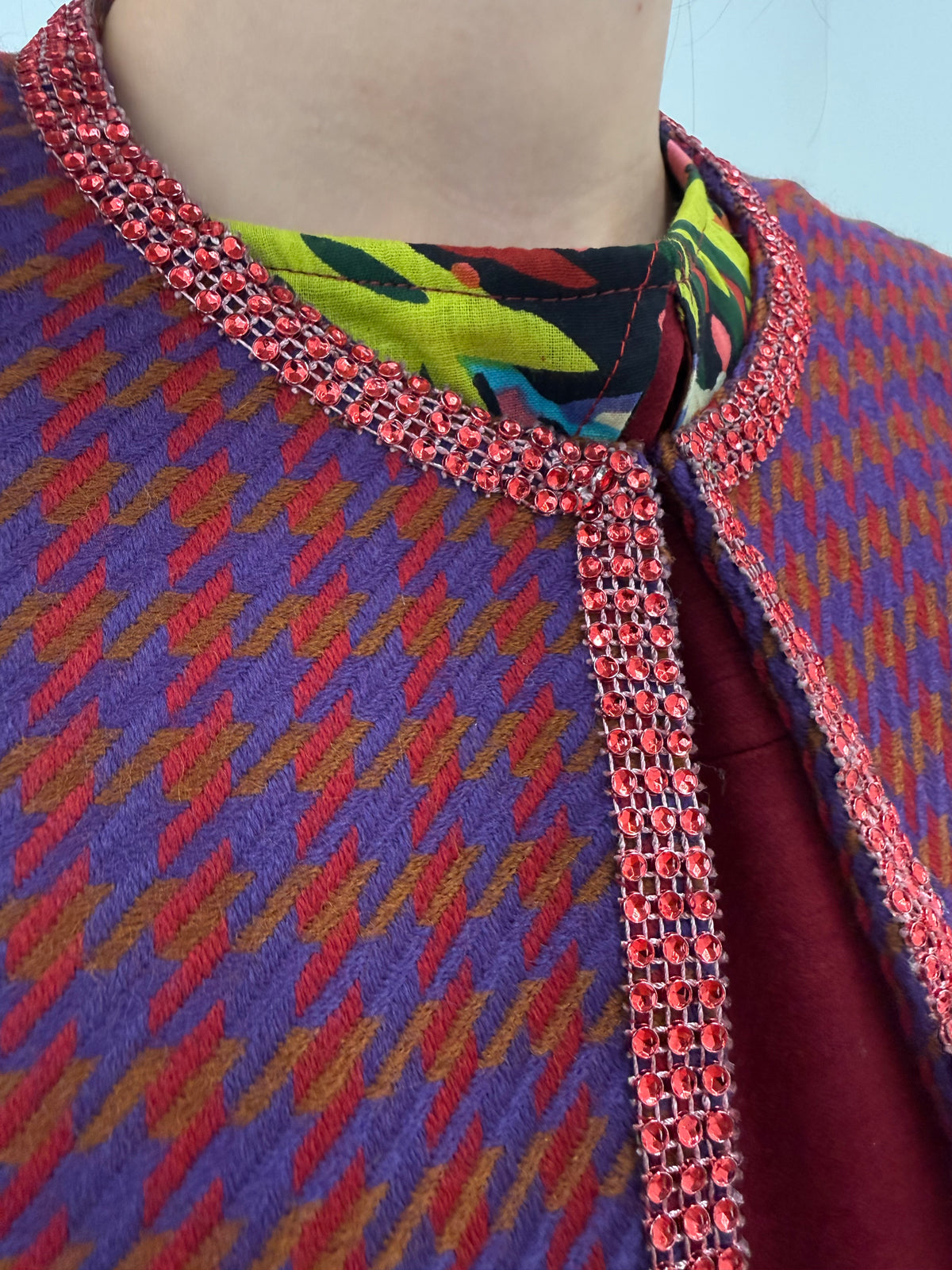 Sacou din tweed pied de coq in croi boxy cu paspoal bijuterie în din lana extrafina