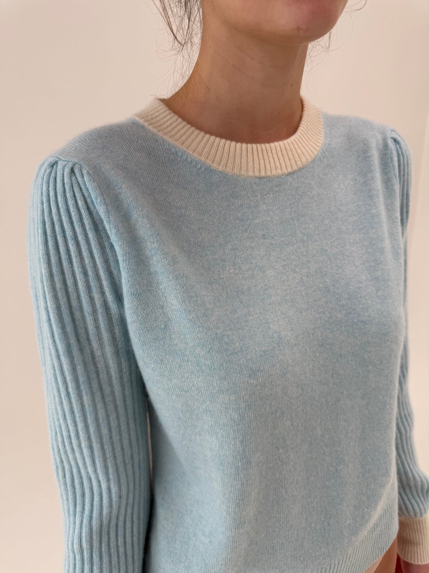Pulover baby blue din cașmir în croi super feminin cu decupaj discret la spate