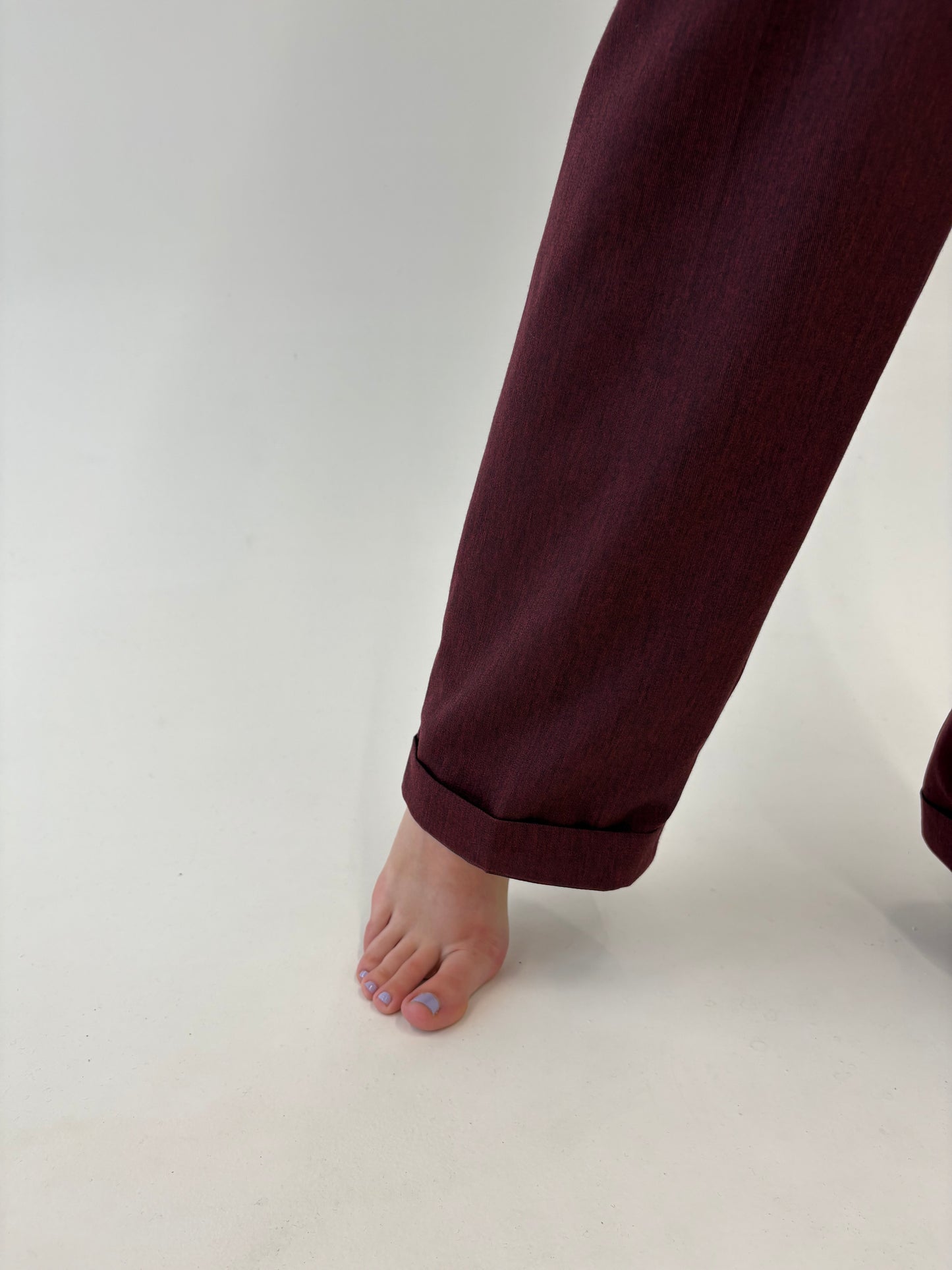 Pantaloni tall burgundy cu pense din mix de lana extrafina