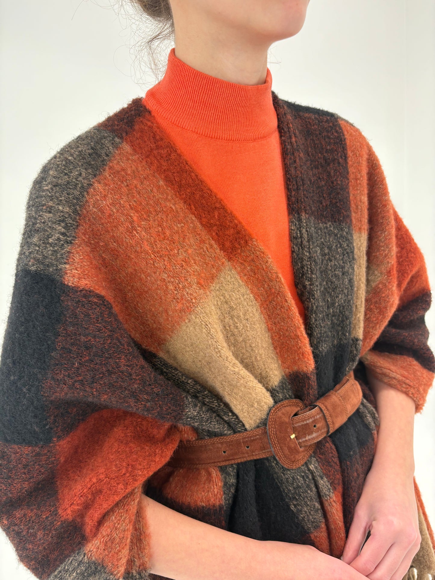 Capa groasă în nuanțe neutre din lana extrafina