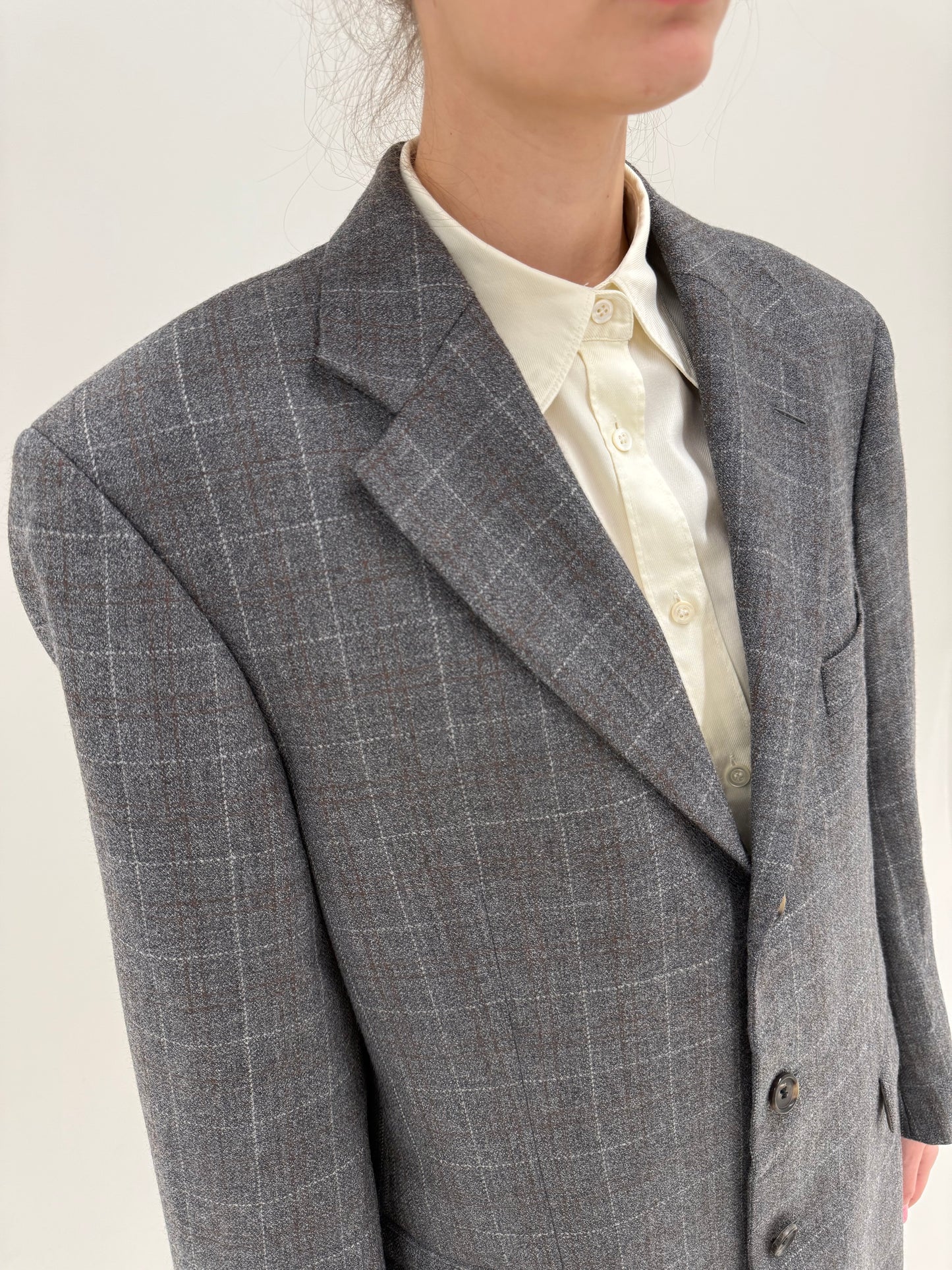 Sacou steel gray Hugo Boss în carouri fine și croi actual