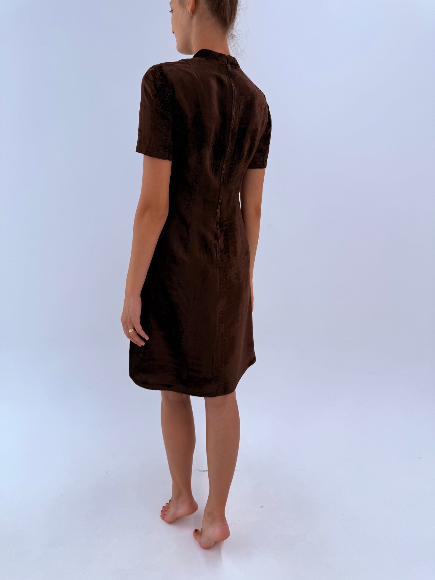Rochie old vintage anii 60 din catifea chocolate brown cu inserții fine aurii și croi Empire