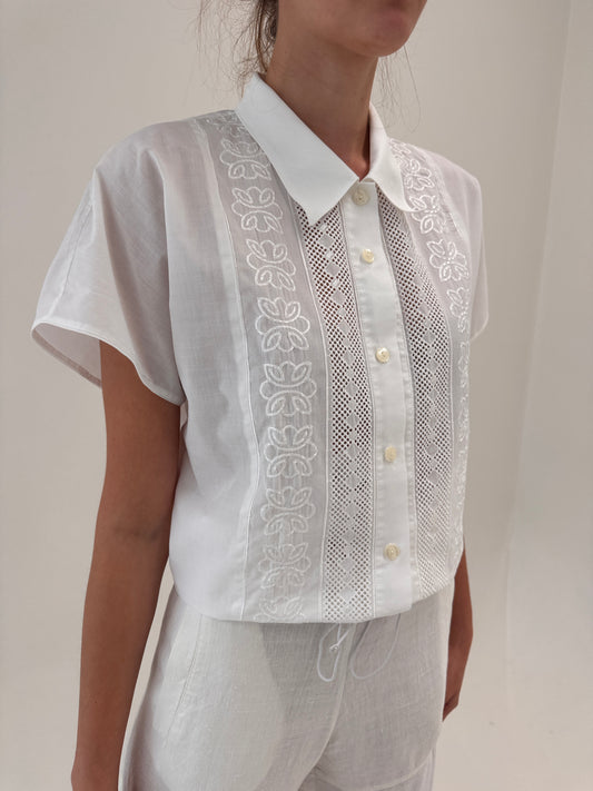 Cămașa vintage din cea mai fină panzica de bumbac cu broderie superbă
