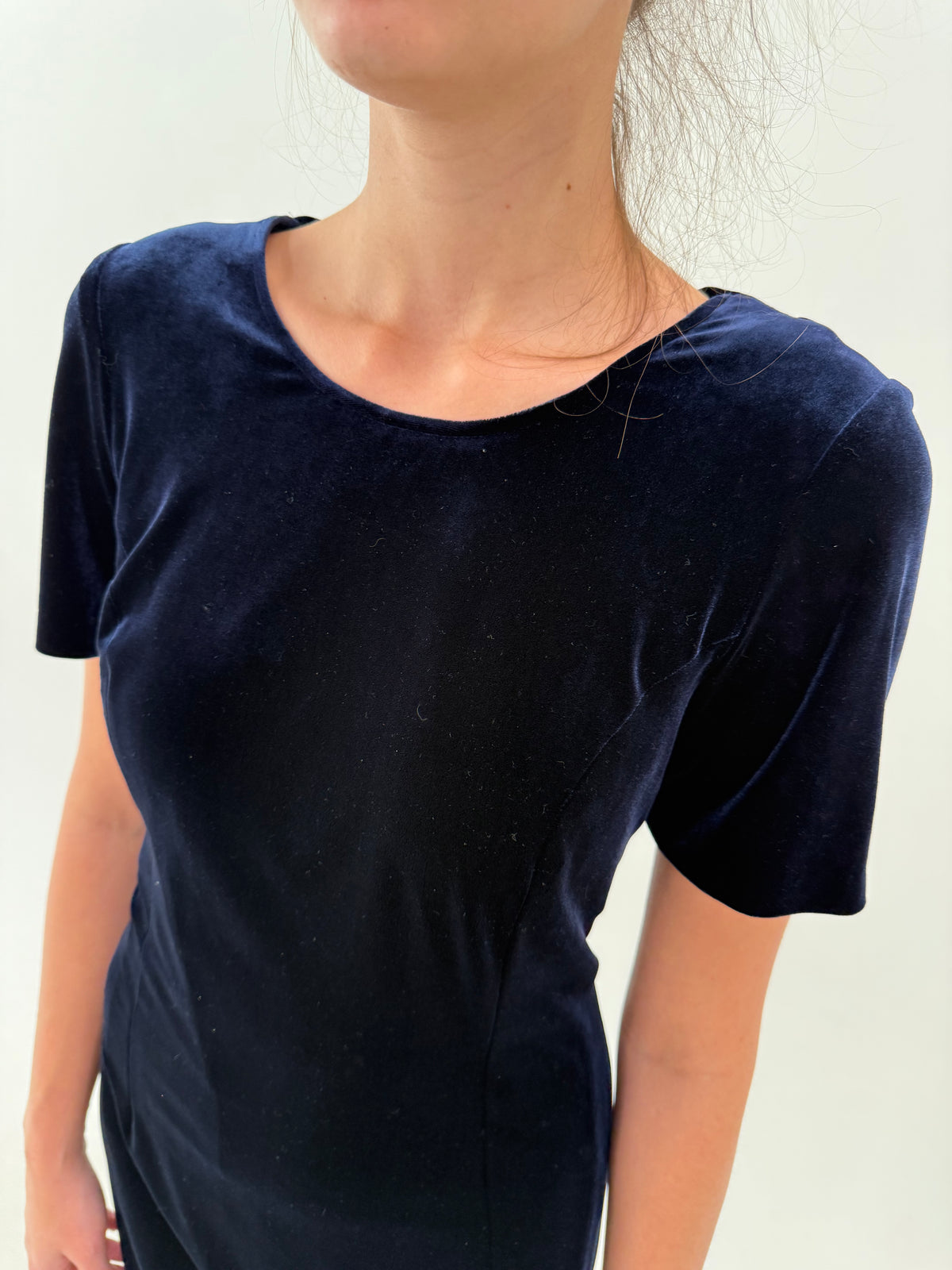 Rochie midnight blue din catifea excepțională modelatoare cu detalii chic la spate