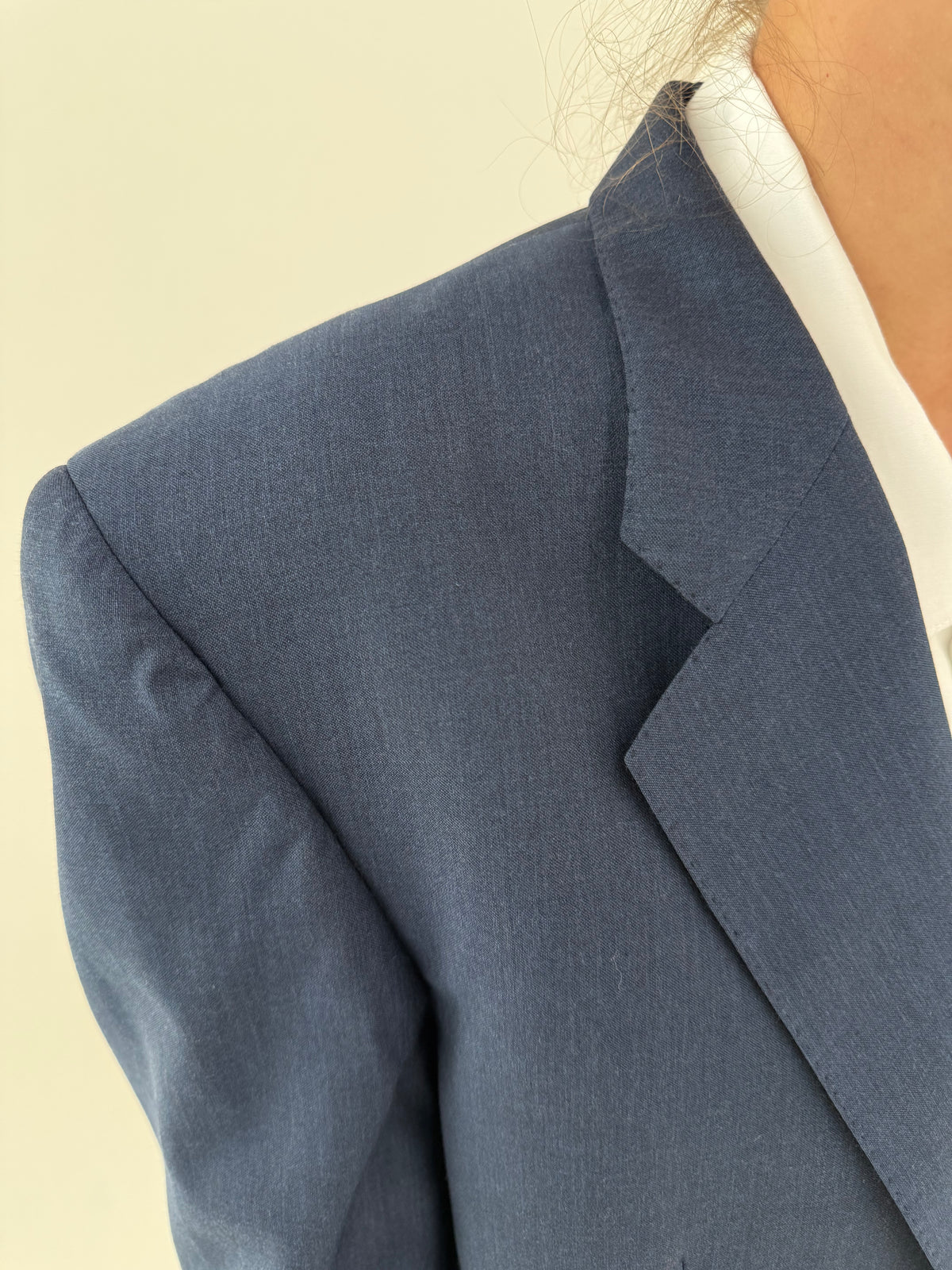 Costum tall jeans blue din lana extrafina în croi actual