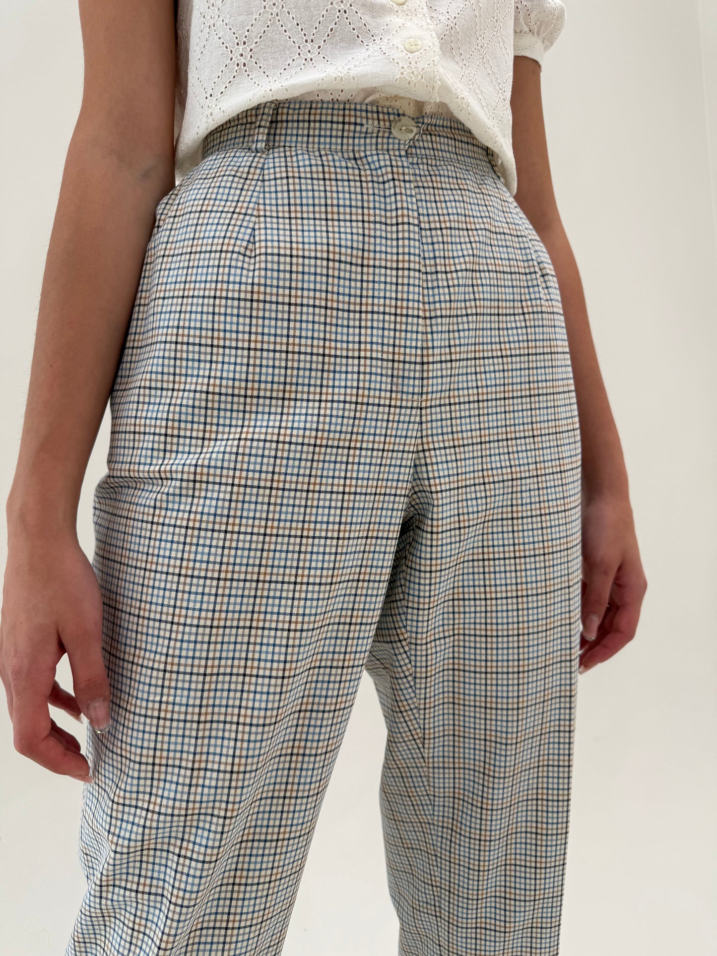 Pantaloni din pânză camel în carouri fine cu baby Blue și talie elastică