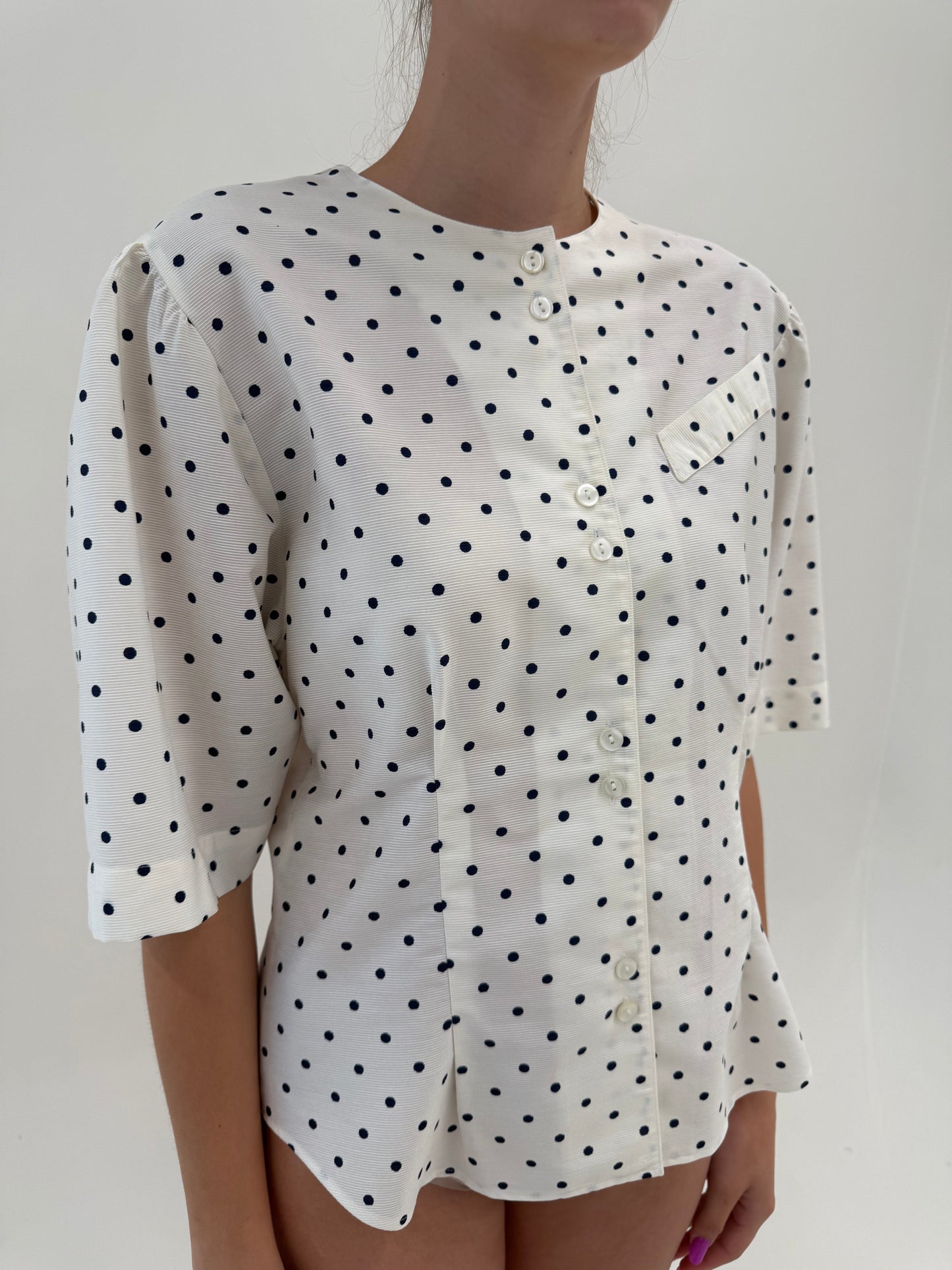 Top italian ușor cambrat din faille superb cu buline în croi retro modern