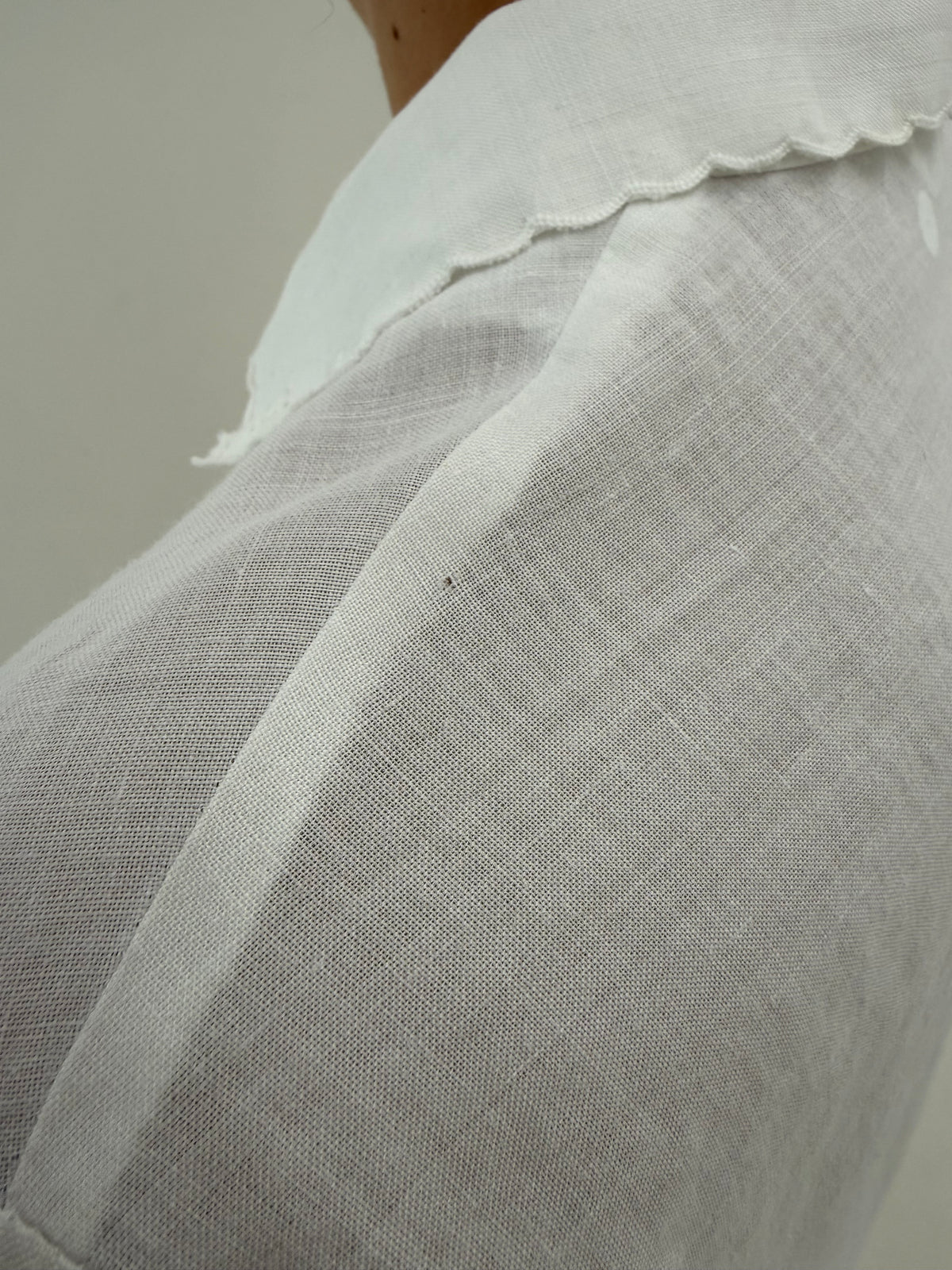 Cămașa bijuterie din in fin cu broderie manuală delicată geometrică