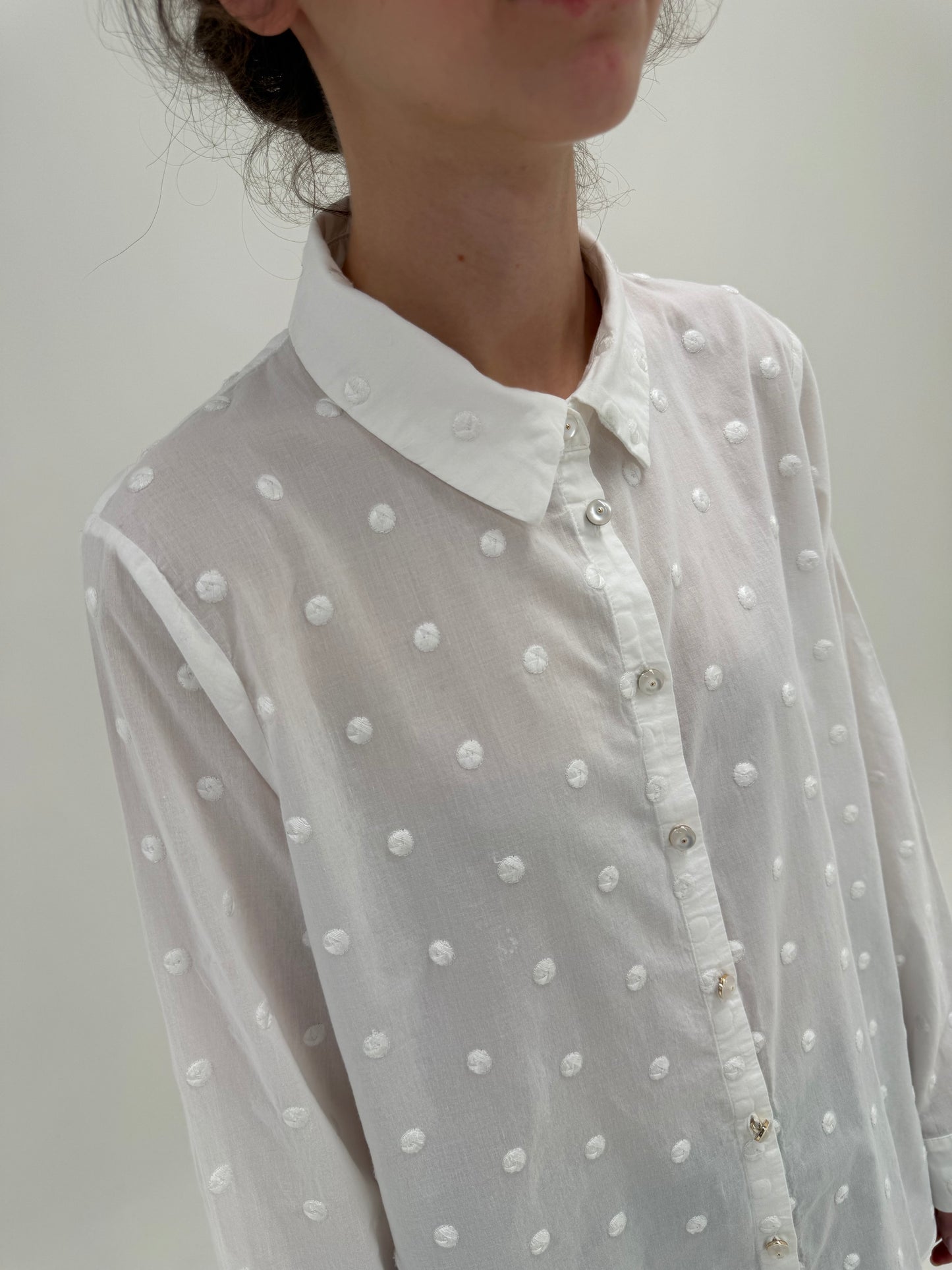 Cămașa premium albă în croi lejer integral cu buline brodate