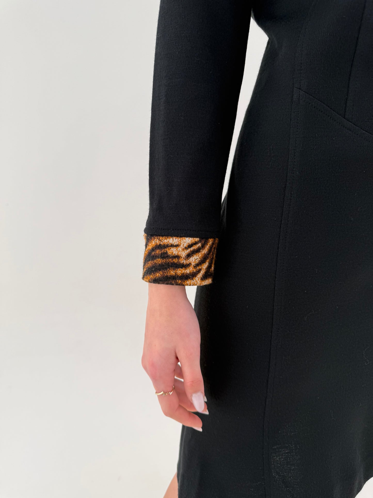 Rochie vintage cu animal print și influențe casual din jerse negru