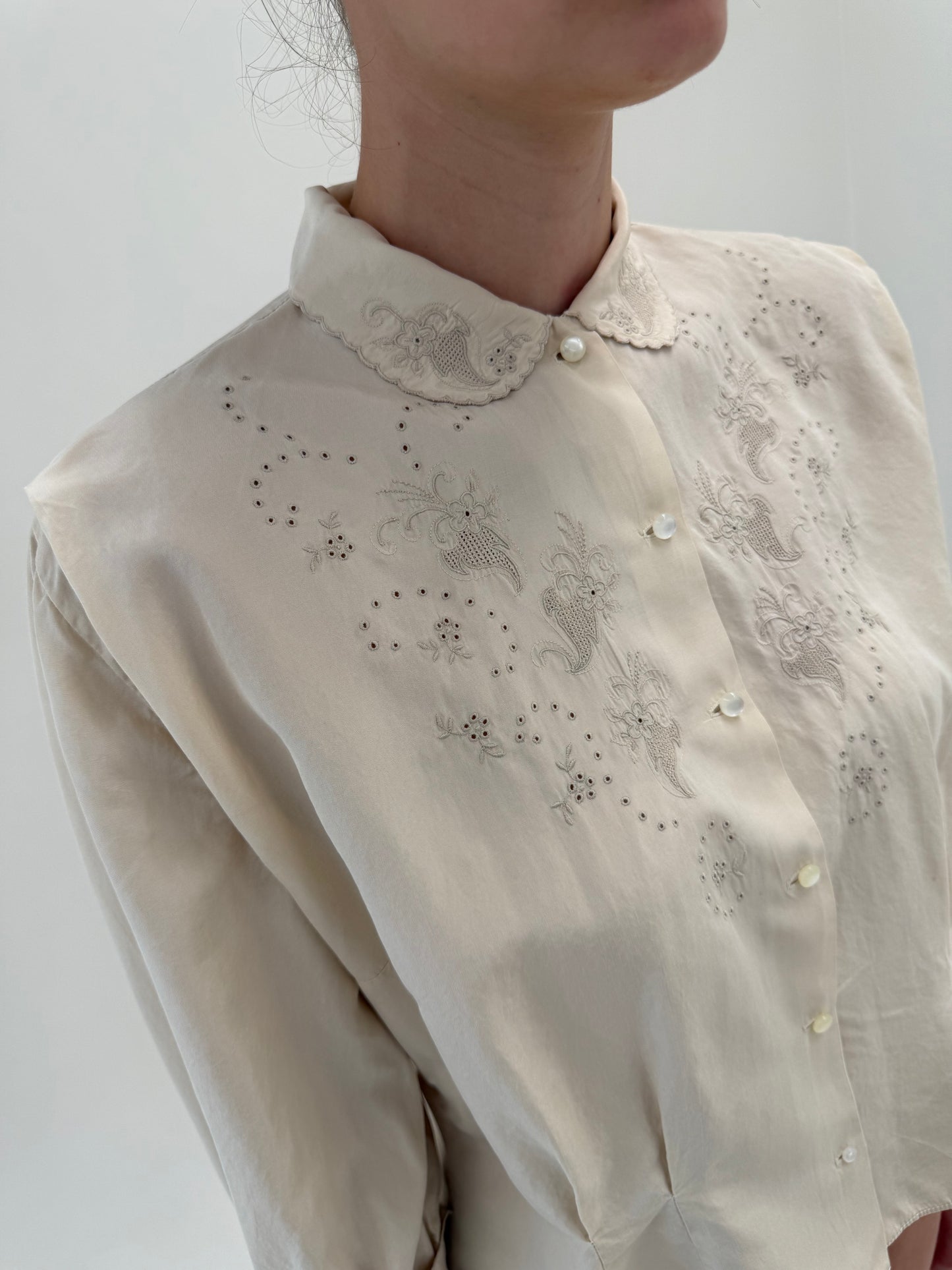 Cămașa vintage bijuterie din mătase naturală cambrata și broderie manuală