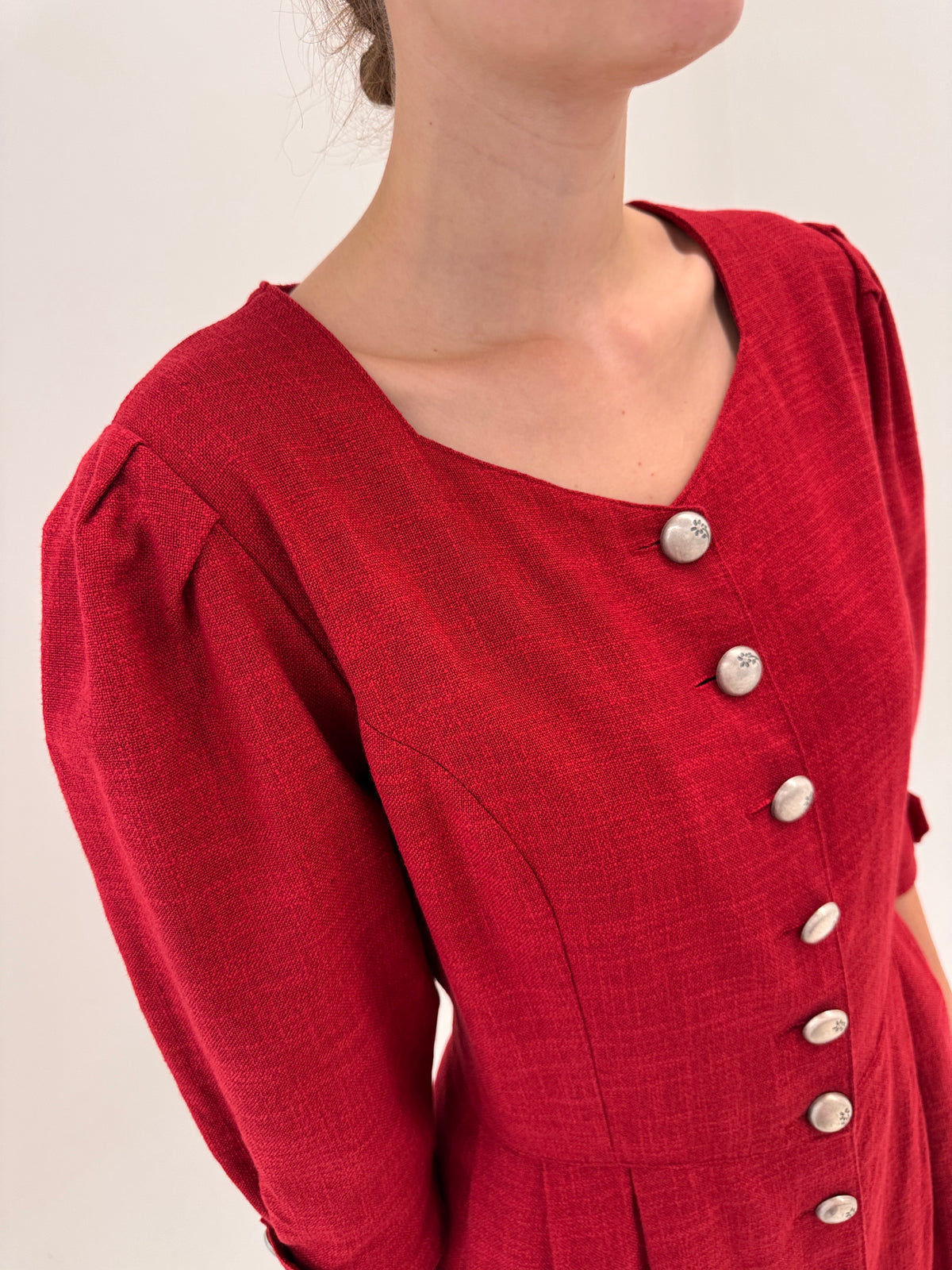 Rochie vintage ruby red cu Corsaj din pânză de in și nasturi metalici argintii brushed