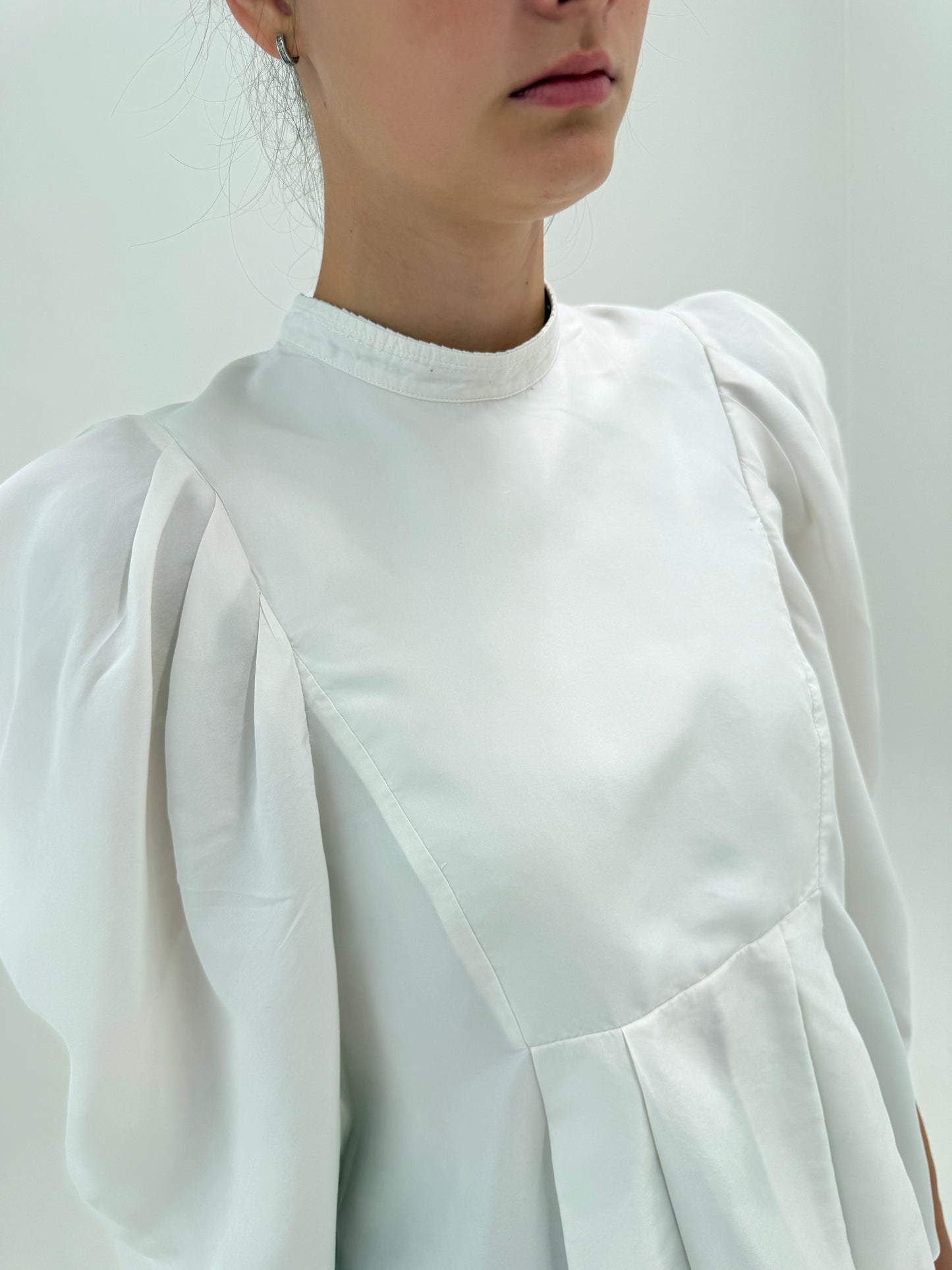 Cămașa spectaculoasă Max Mara din mătase naturală plină cu peplum și umeri cu volum