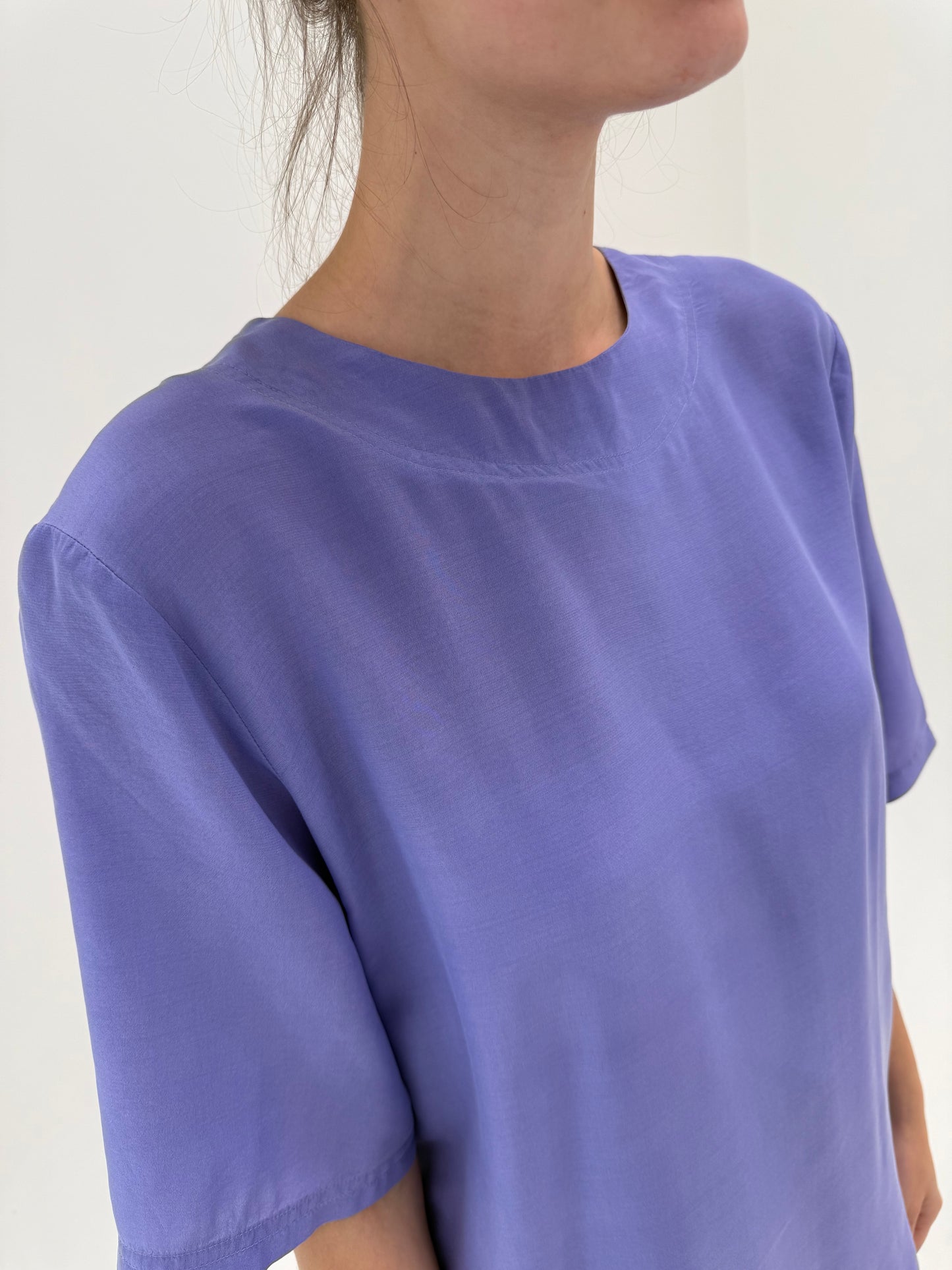 Top lavandă din mătase naturală în croi minimalist
