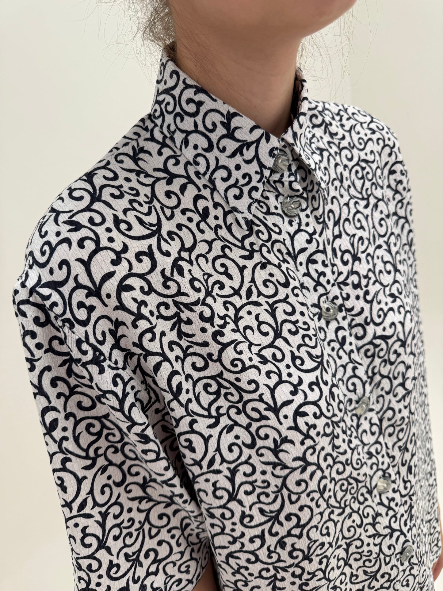Cămașa din mătase naturală texturata cu print Navy organic stilizat