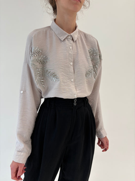 Cămașa warm gray cu aplicații argintii și broderie în croi lejer
