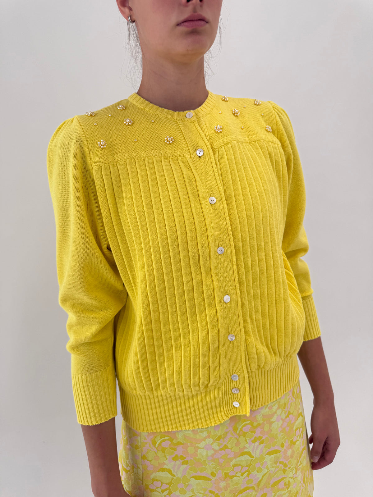 Cardigan vintage italian petite cu aplicații manuale perlute din bumbac premium