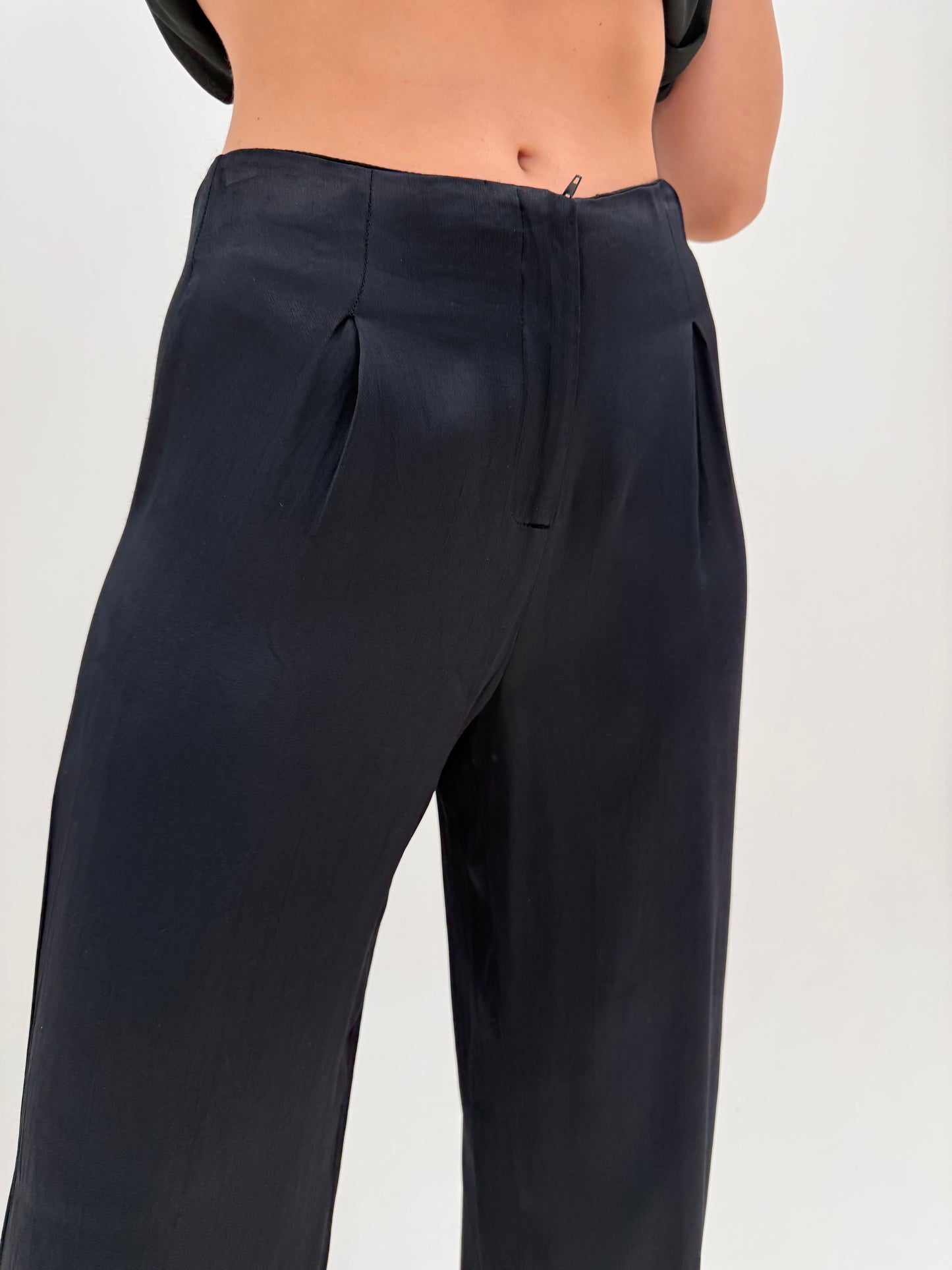 Pantaloni negri tall spre palazzo cu pense ușor satinați de la zi la seară