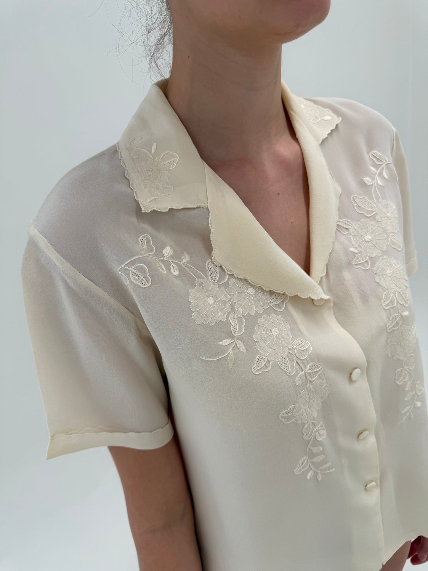 Cămașa din mătase naturală brodată manual excepțional