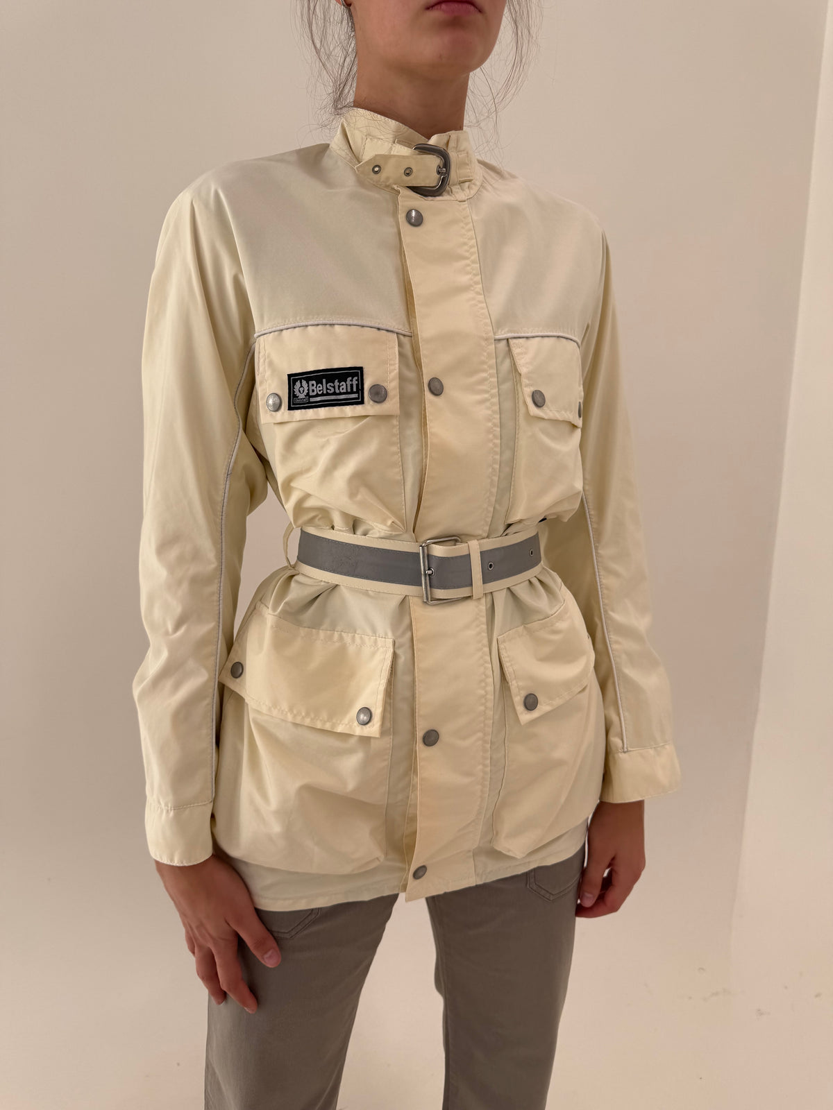 Geaca tehnică luxury Belstaff model Trialmaster cu talie marcată din gabardină impermeabilă