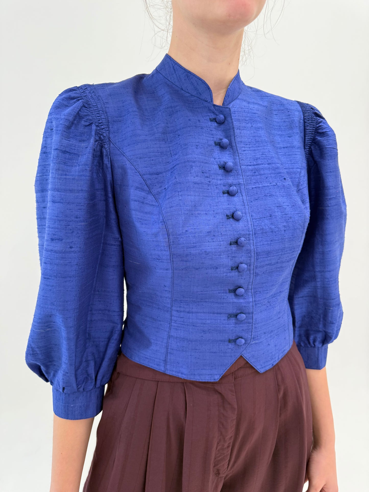 Sacou cambrat din mătase naturală dupioni indigo blue cu umeri bufanți