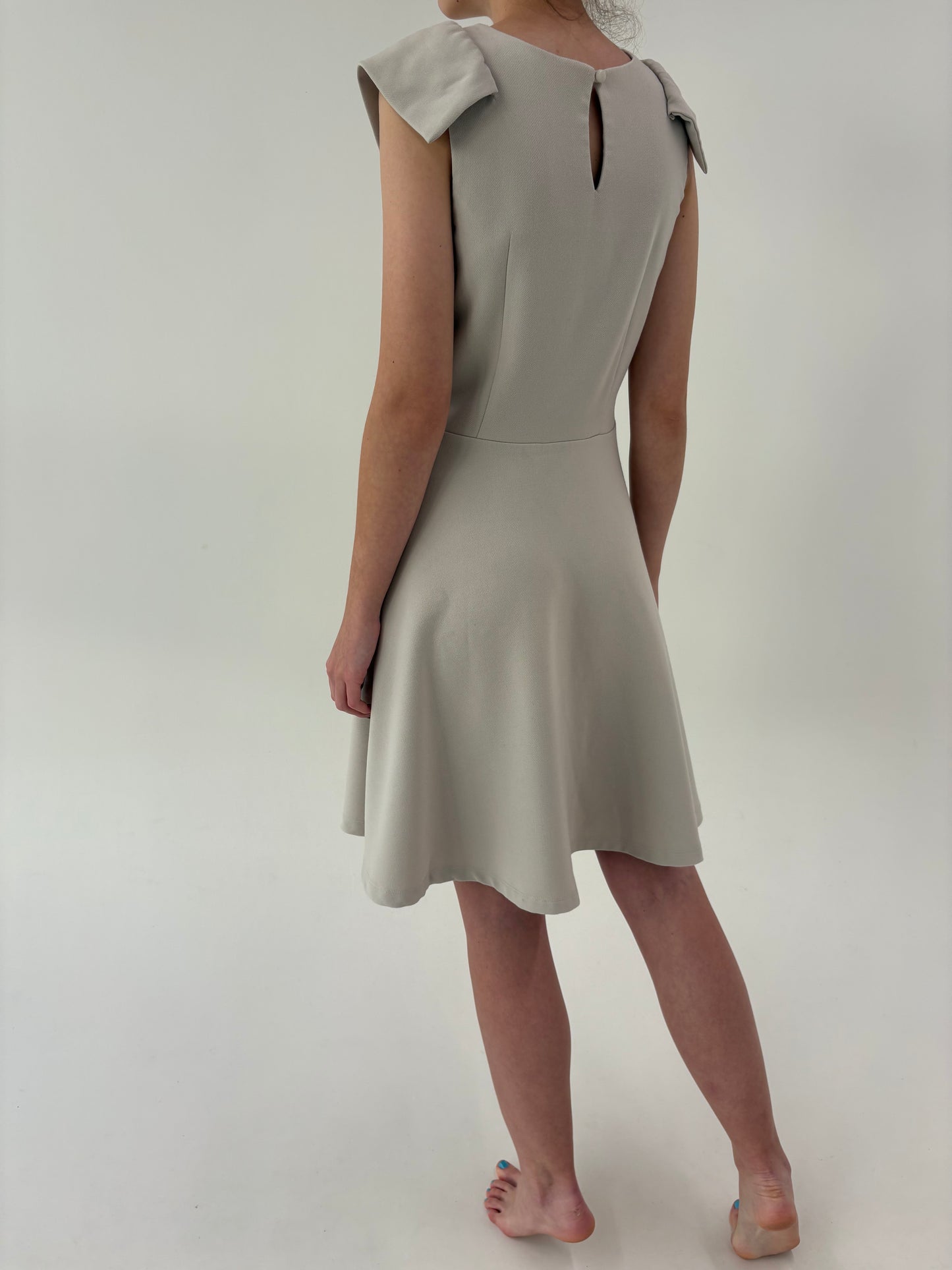 Rochie off white din stofă de la business la cocktail in croi chic