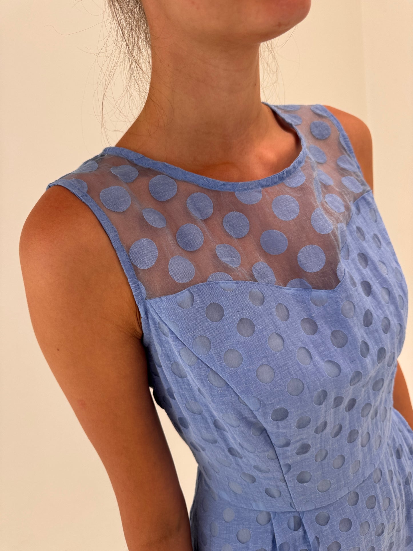 Rochie cornflower Blue în croi actual cu buline texturate și talie marcată