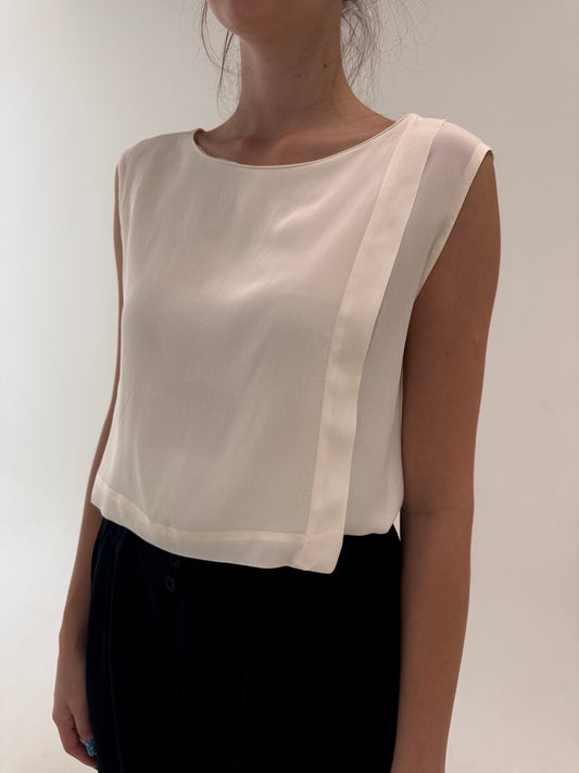 Top butter white din mătase naturală în croi chic asimetric minimalist