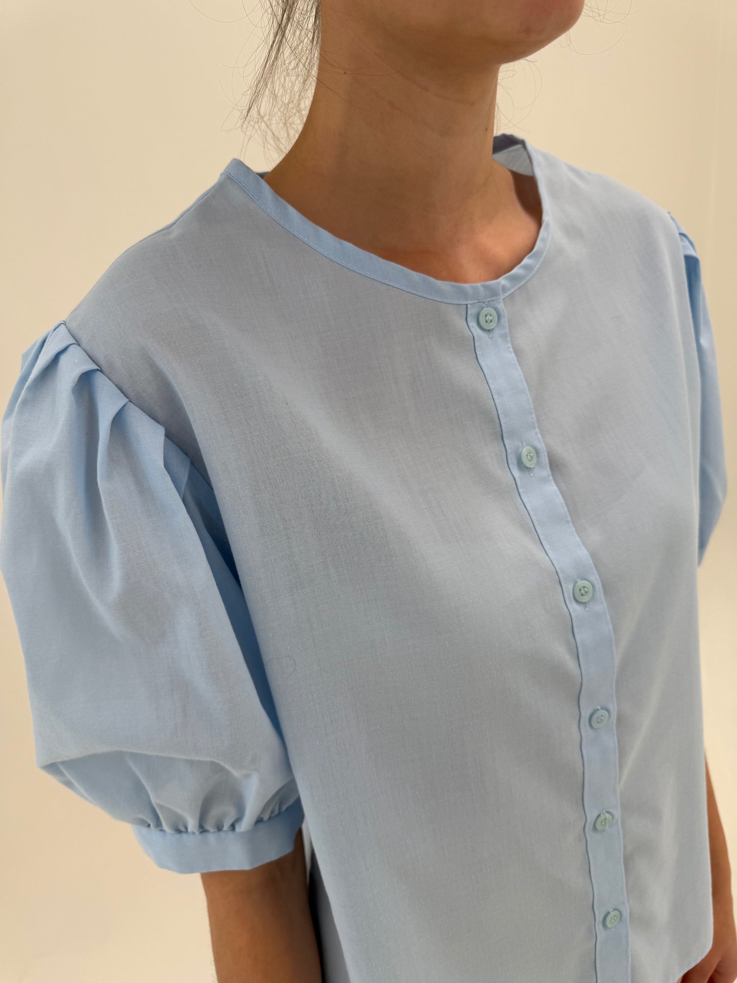 Cămașa baby Blue din panzica de bumbac cu mâneci bufante